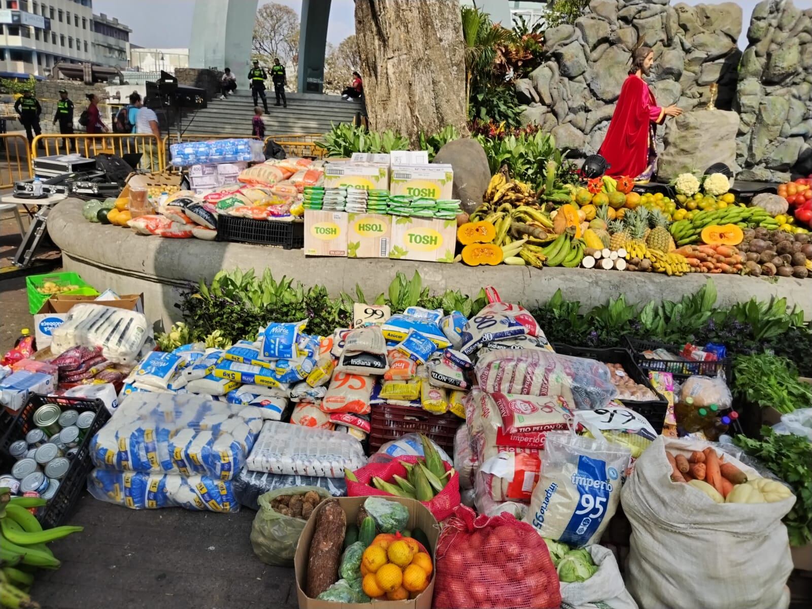 En medio de la celebración religiosa del recordatorio de Jesús en el huerto, se crea todo un huerto lleno de frutas, verduras, vegetales y todo tipo de comidas donadas por los trameros.