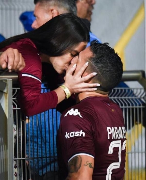 Futbolista Luis Paradela y su esposa Jennifer Herrera.