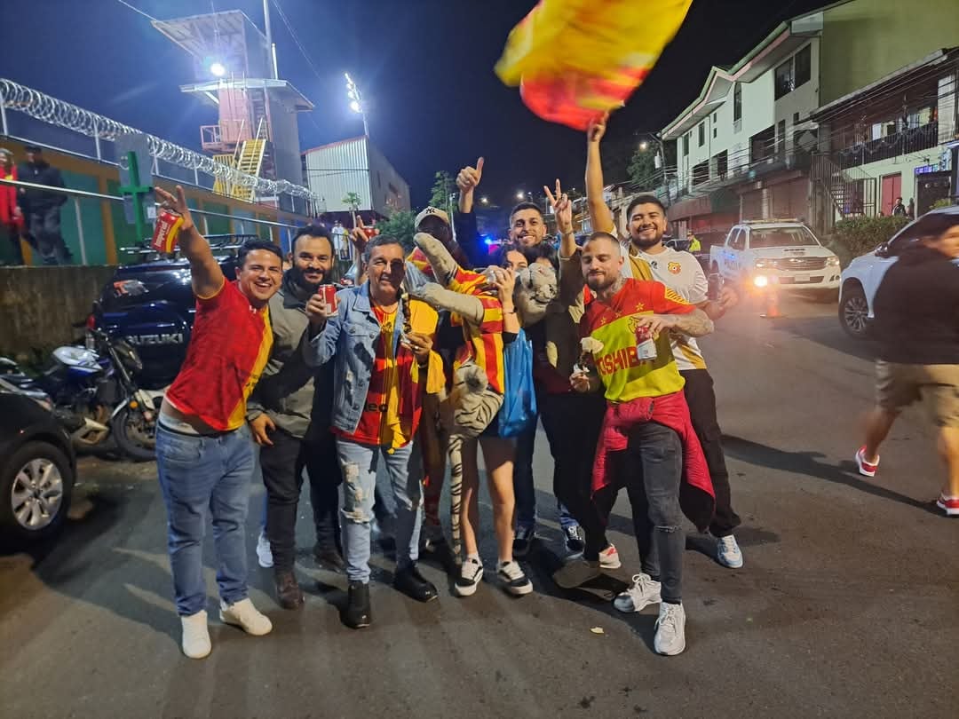 Festejo de los aficionados del Herediano tras ganar el título número 30