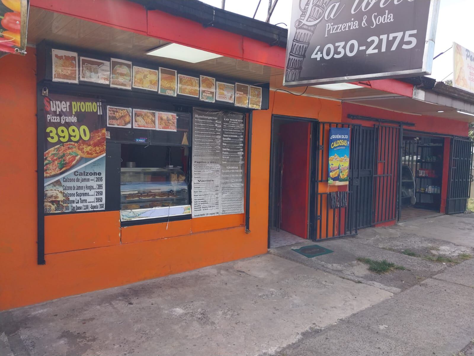 Don Franklin López Quirós es vecino de San Francisco de Coronado, además tiene un emprendimiento la Soda y Pizzería La Torres, y se la ha tenido que jugar como un gato para poder mantener su negocio abierto porque, según nos confirma, tiene ya 5 días sin agua