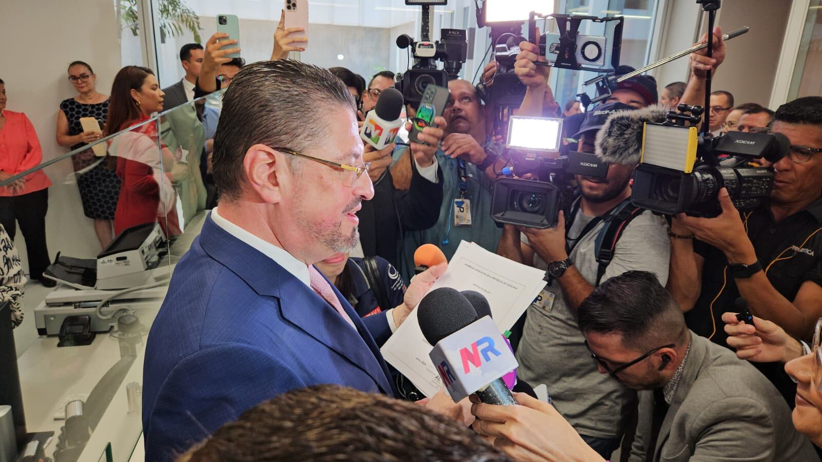 Rodrigo Chaves llegó a la Asamblea Legislativa para presentar un proyecto de ley sobre el referéndum