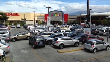 ¿Cuáles personas pueden usar los campos preferenciales en los parqueos?