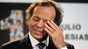 Julio Iglesias enfrenta investigación por presuntas denuncias de acoso y agresión sexual
