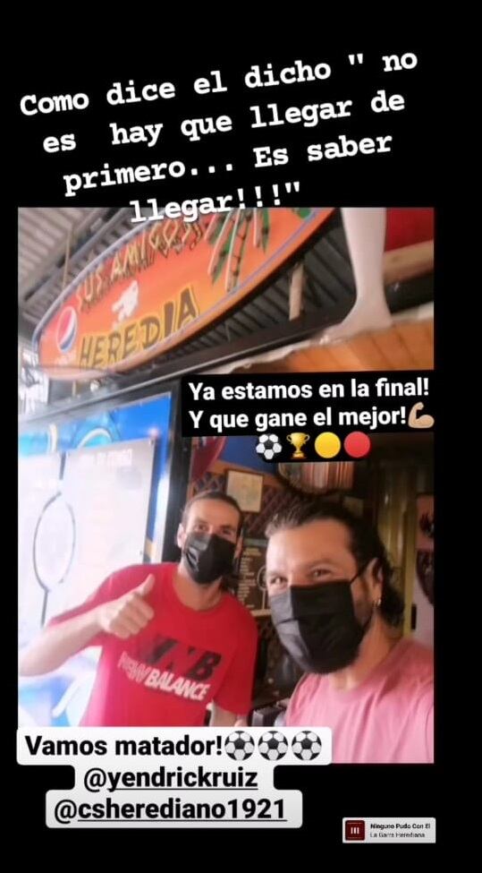 Pablo Rodríguez confía en que la visita de Yendrick Ruiz a su negocio le dará suerte. Cortesía.