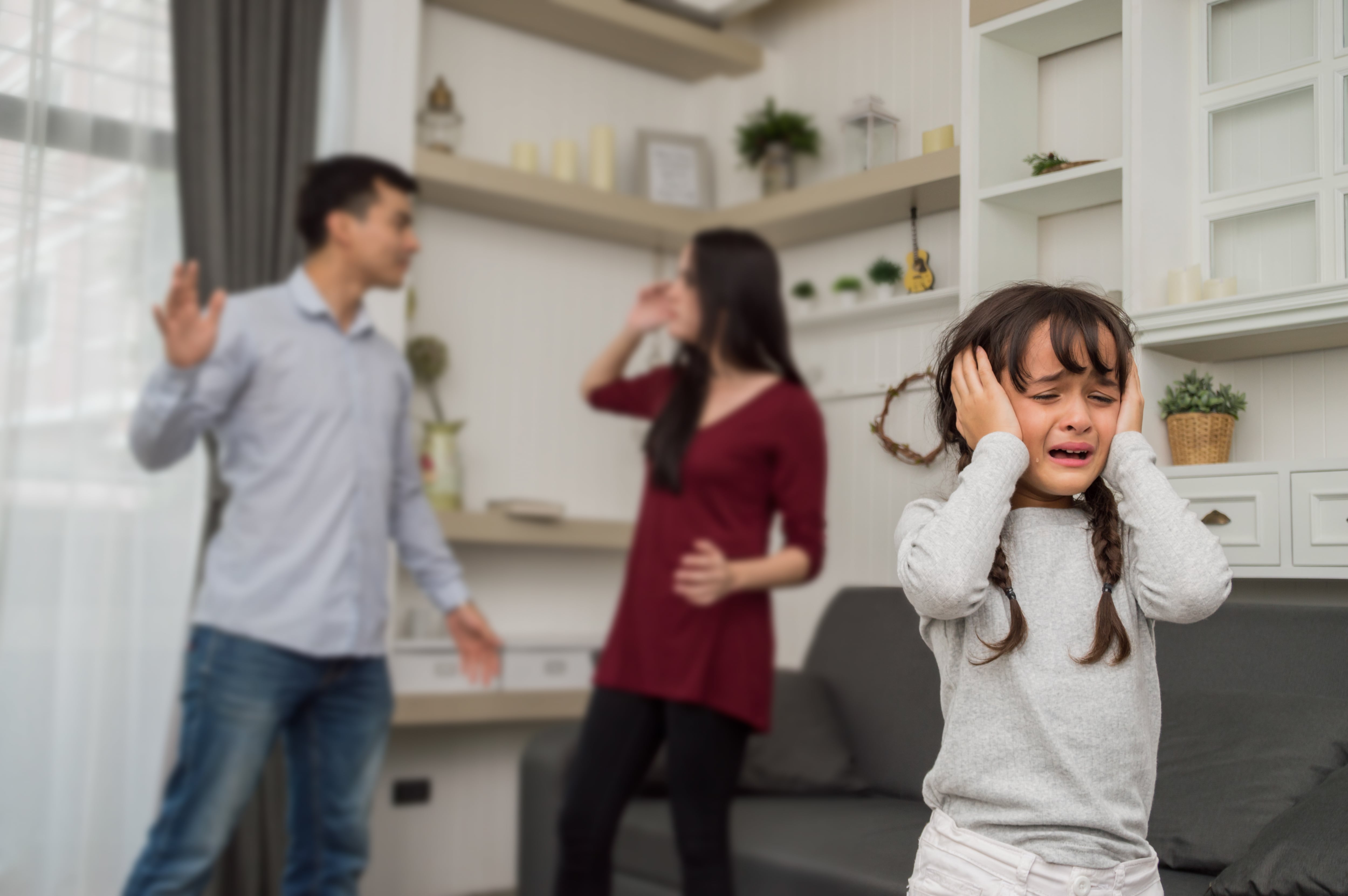 La experta en sicología familiar, María Ester Flores, nos asegura que los niños sí se dan cuenta de los pleitos de los papás así ellos discutan en voz baja.