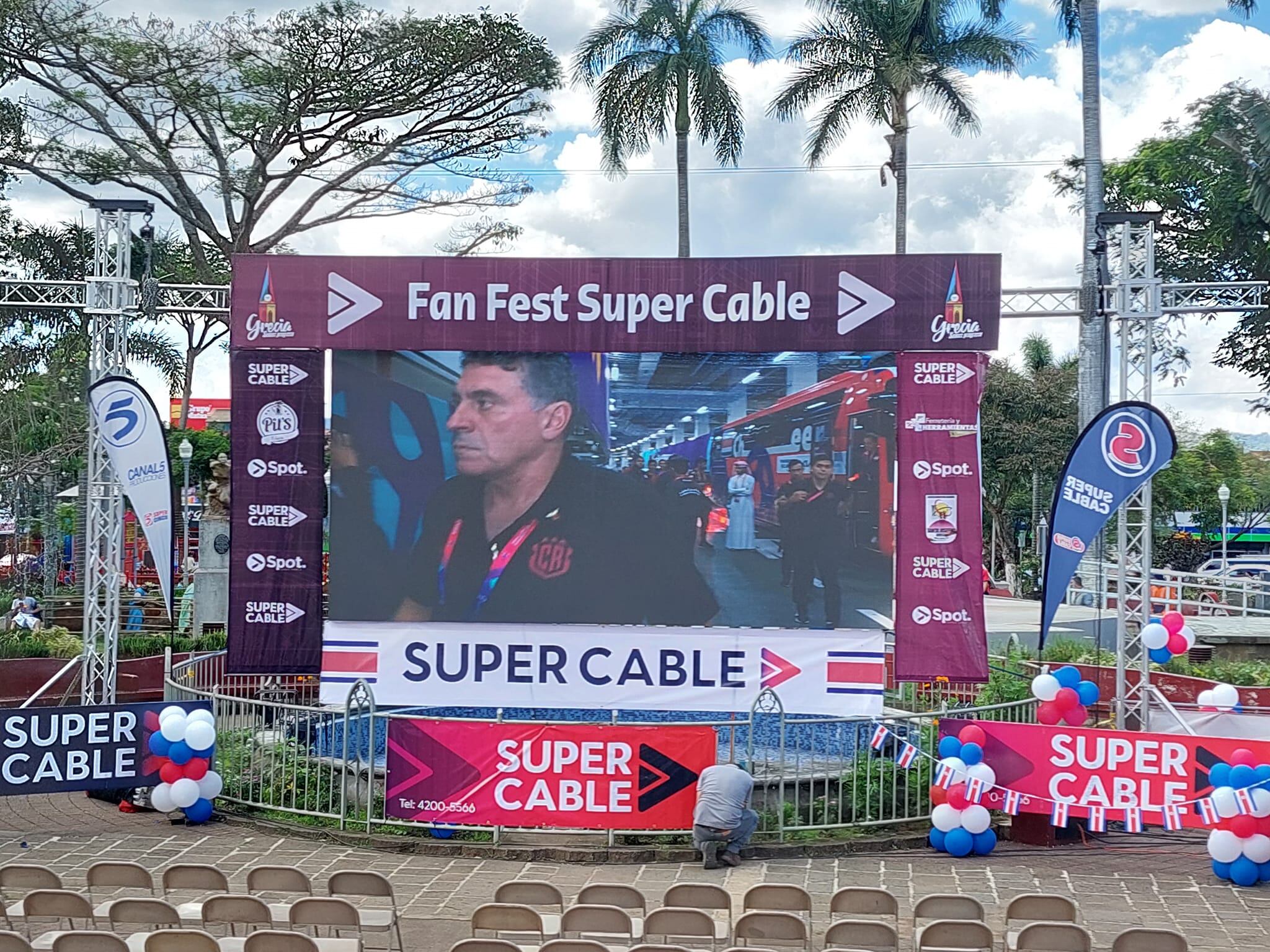 En el parque central de Grecia pusieron pantallota y mucha gente llegó a ver el partido ante Alemania.