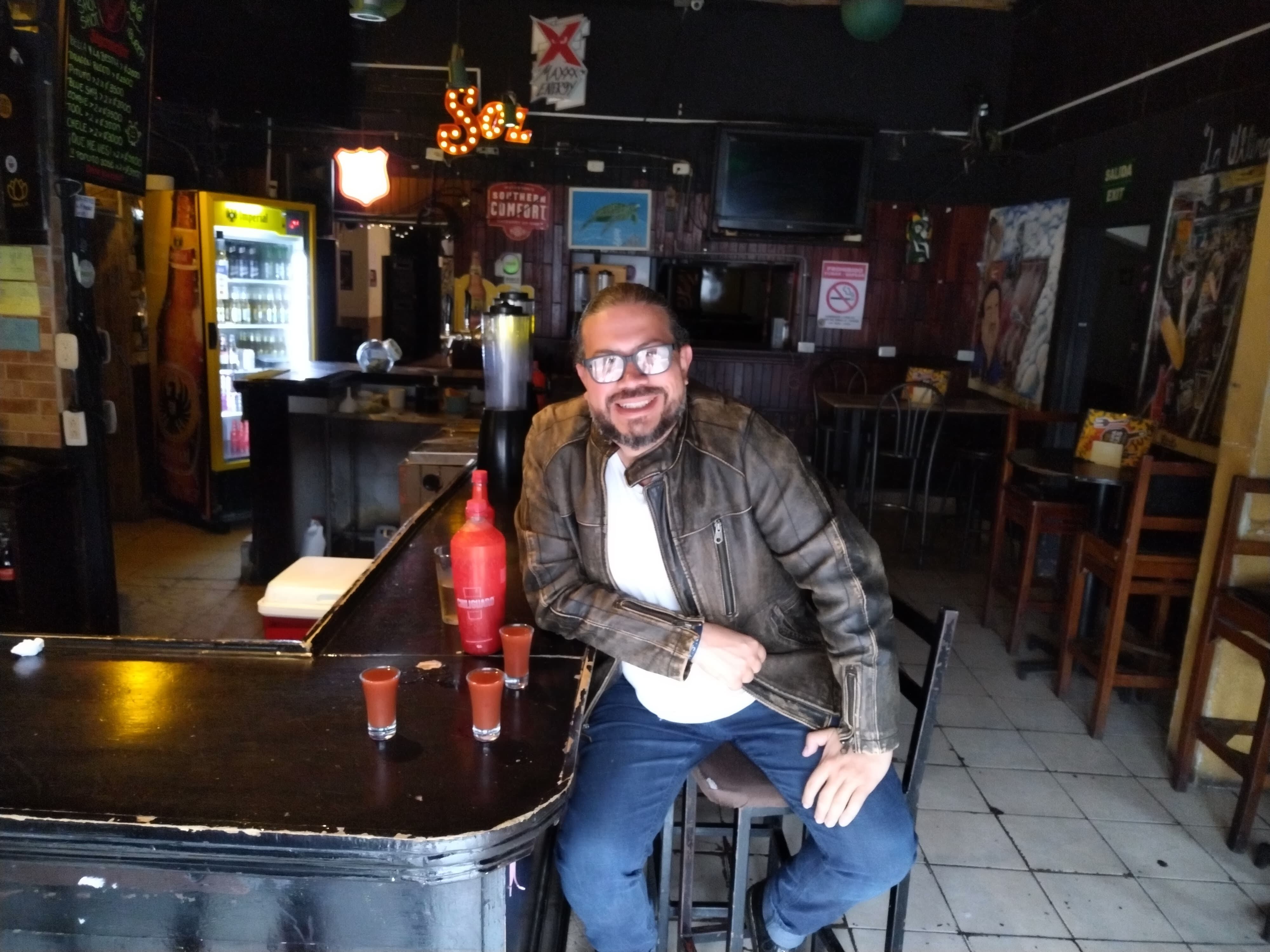 La revista se llama “Punch Drink” (www.punchdrink.com), es de Estados Unidos y el periodista que se vino para Tiquicia y escribió una gran nota sobre el chiliguaro se llama Nicholas Gill.