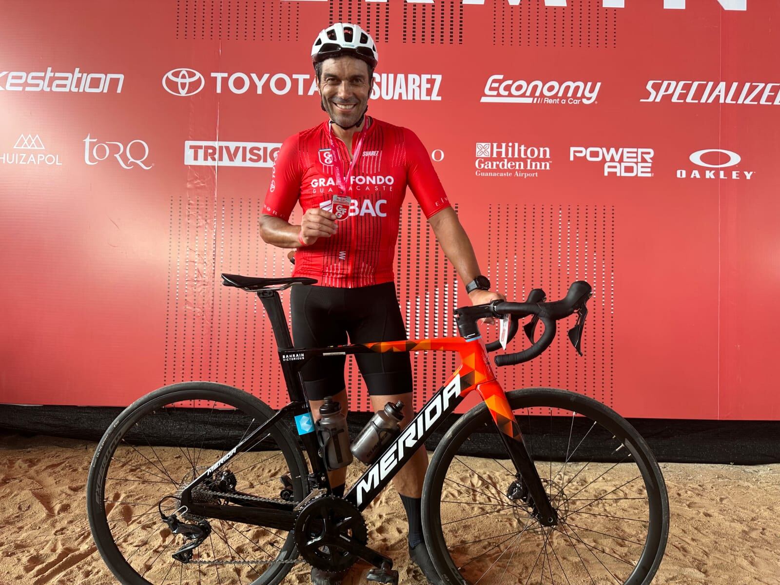 La pasión por el ciclismo llevó a Álvaro a lanzar una línea de limpieza para bicicletas y ropa deportiva. Cortesía.