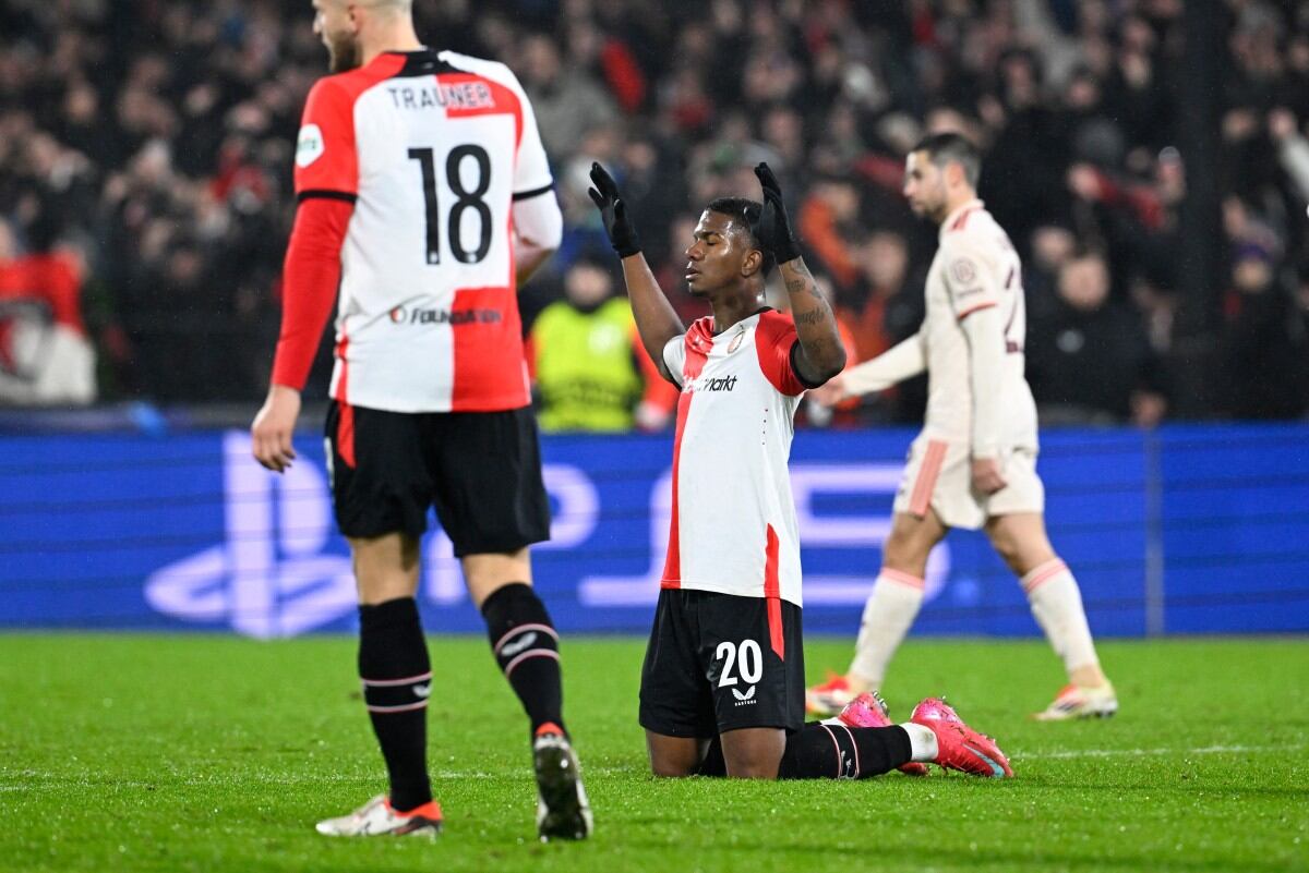 Jeyland Mitchell celebró la victoria 3 a 0 del Feyenoord contra el Bayern Múnich.
