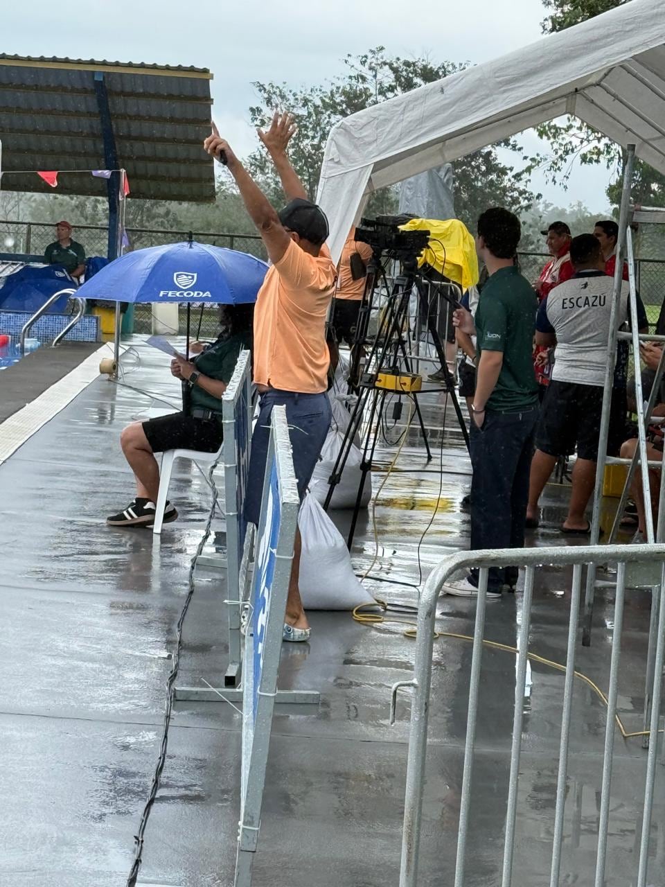 Olman Miguel Correa Ortiz es el técnico de natación del cantón de Santa Ana y se diferencia de sus colegas porque mientras sus atletas nadan él también “nada”, pero fuera de la piscina, de un lado para otro, gritándoles que “aprieten”