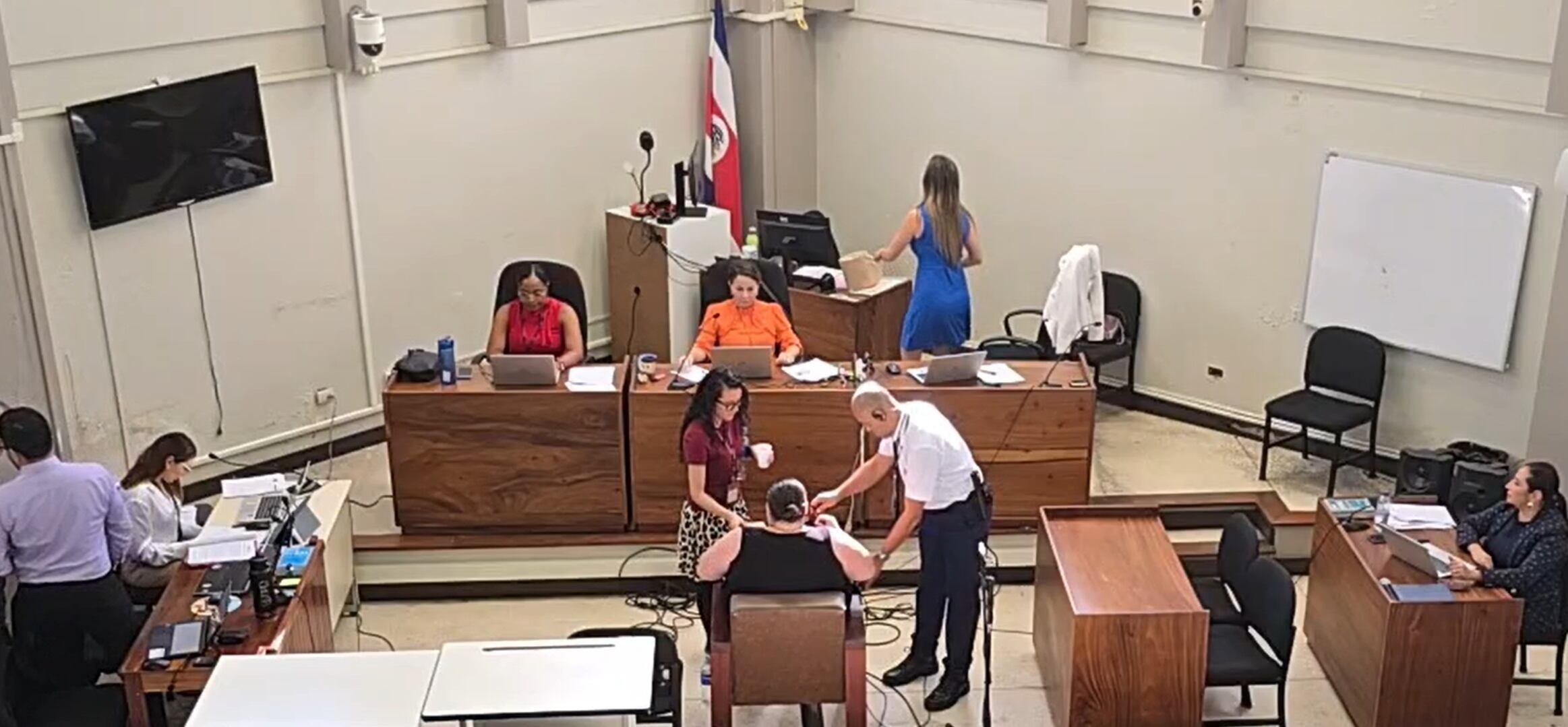 Doña Roxana Quirós, mamá de Yuliana Ureña, no pudo contener el llanto al recordar el peor día de su vida. Captura de video Allan Jara.