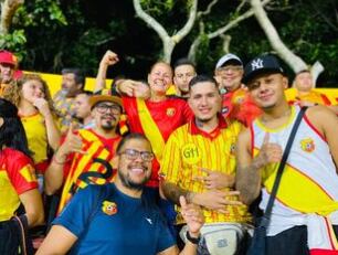 La exfutbolista Jacqueline Álvarez vivió con aficionados de "La Garra" el juego entre Herediano y Alajuelense.