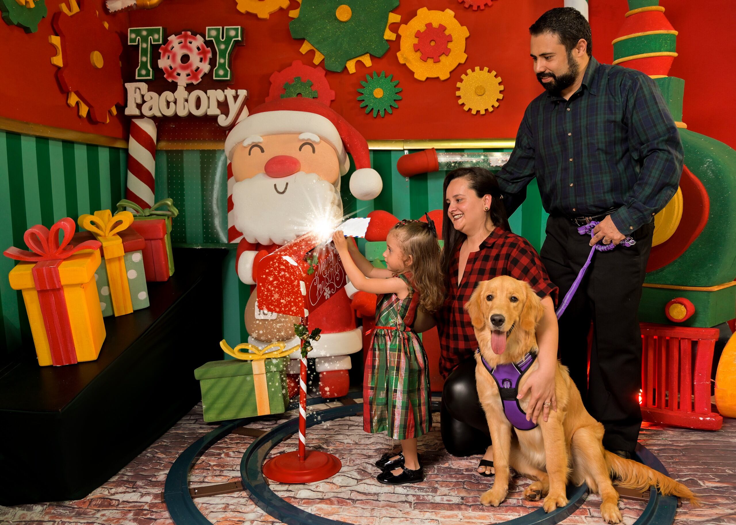 Mariano García Cerna, fotógrafo profesional dueño del estudio fotográfico Tony, un estudio que tiene 40 años, nos confirma que las fotos familares con perros y gatos aumentaron después de la pandemia. Vean a Sol posando como todo un profesional.
