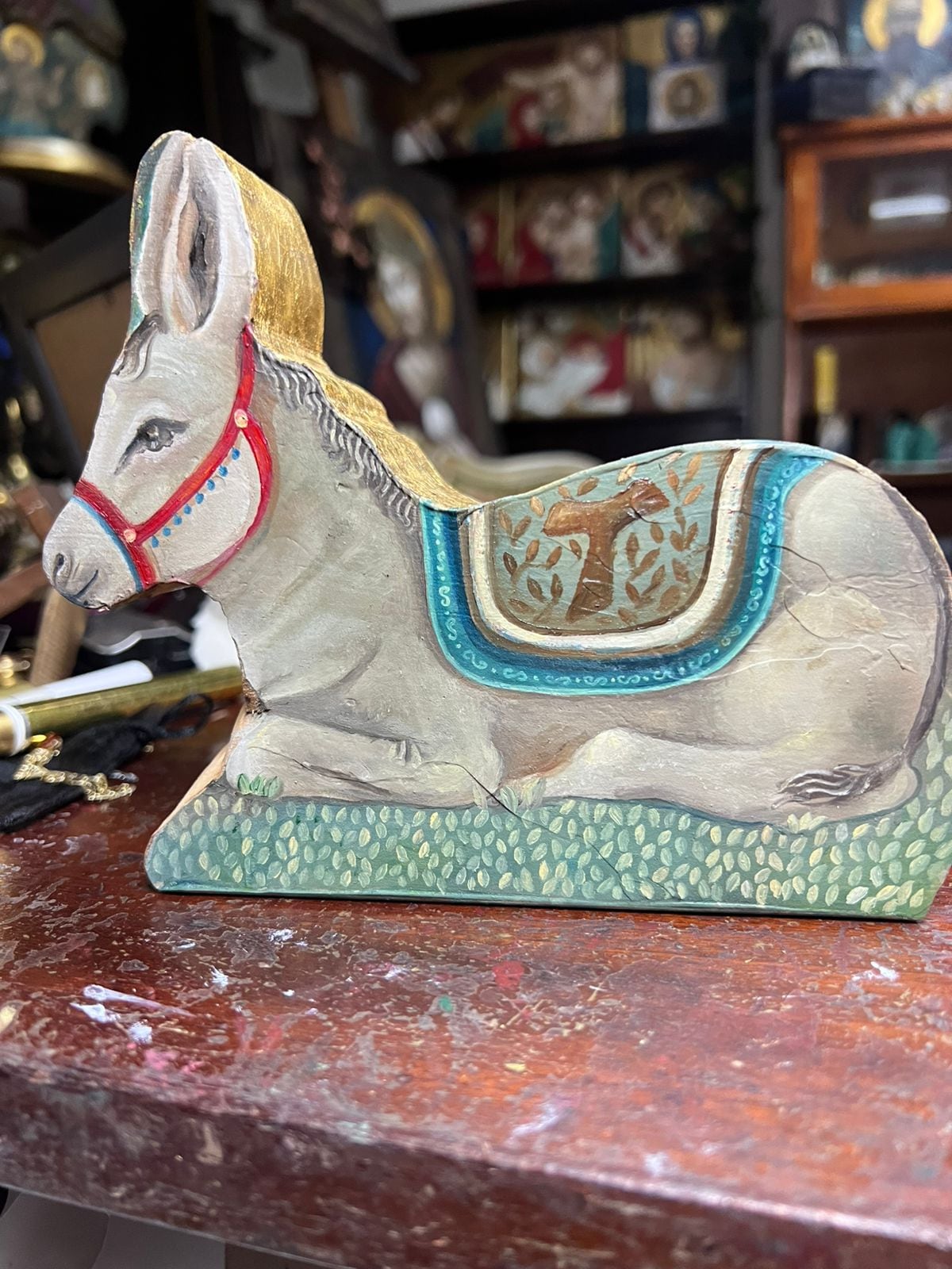 El papa León XIV bendecirá, el 15 de diciembre del 2025, un pesebre llamado Gaudium (Gozo) de la artista sacra costarricense Paula Sáenz el cual se exhibirá en el aula Paulo VI del Vaticano