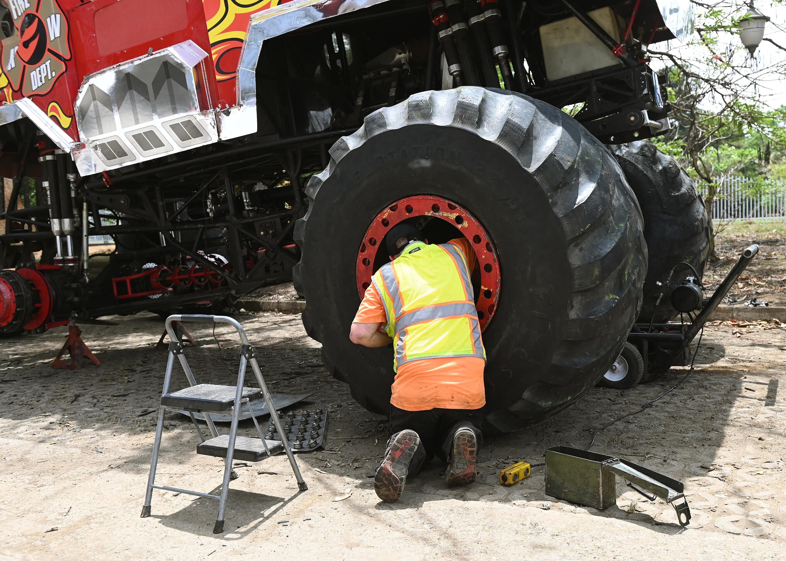 25 de abril del 2025. Estadio Nacional, La Sabana. 10:00 hrs. Preparativos para el show HotWheels Monster Trucks Glow and Fire en la gramilla del Estadio Nacional. Maquinaria pesada realiza movimientos de tierra creando las rampas que los pilotos de monster trucks usarán durante los diferentes shows que ofreceran los días viernes, sábado y domingo de abril. En la foto: Algunos pilotos fueron entrevistados y se documentaron detalles de los vehículos y de los trabajos que realiza la maquinaria pesada. El Danny CR posa para la foto. Foto: Albert Marín. para la Teja.