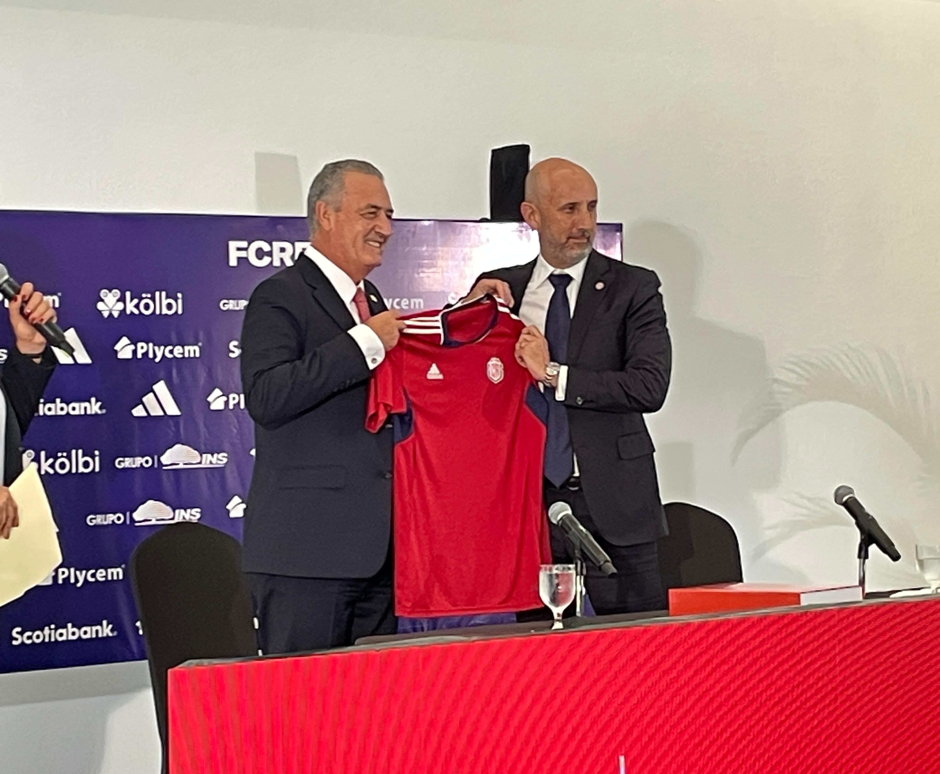 El argentino Gustavo Alfaro fue presentado este jueves como el técnico de la Selección de Costa Rica.