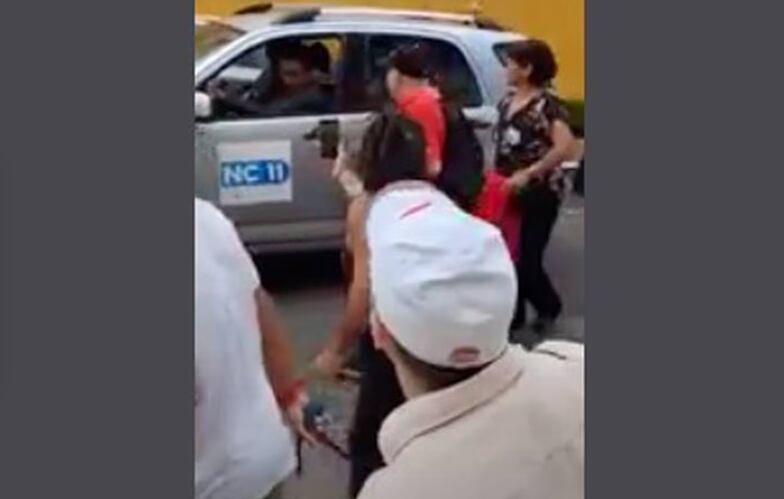 Un grupo de manifestantes agredieron el 18 de setiembre pasado, a un periodista y camarógrafo de NC Once.