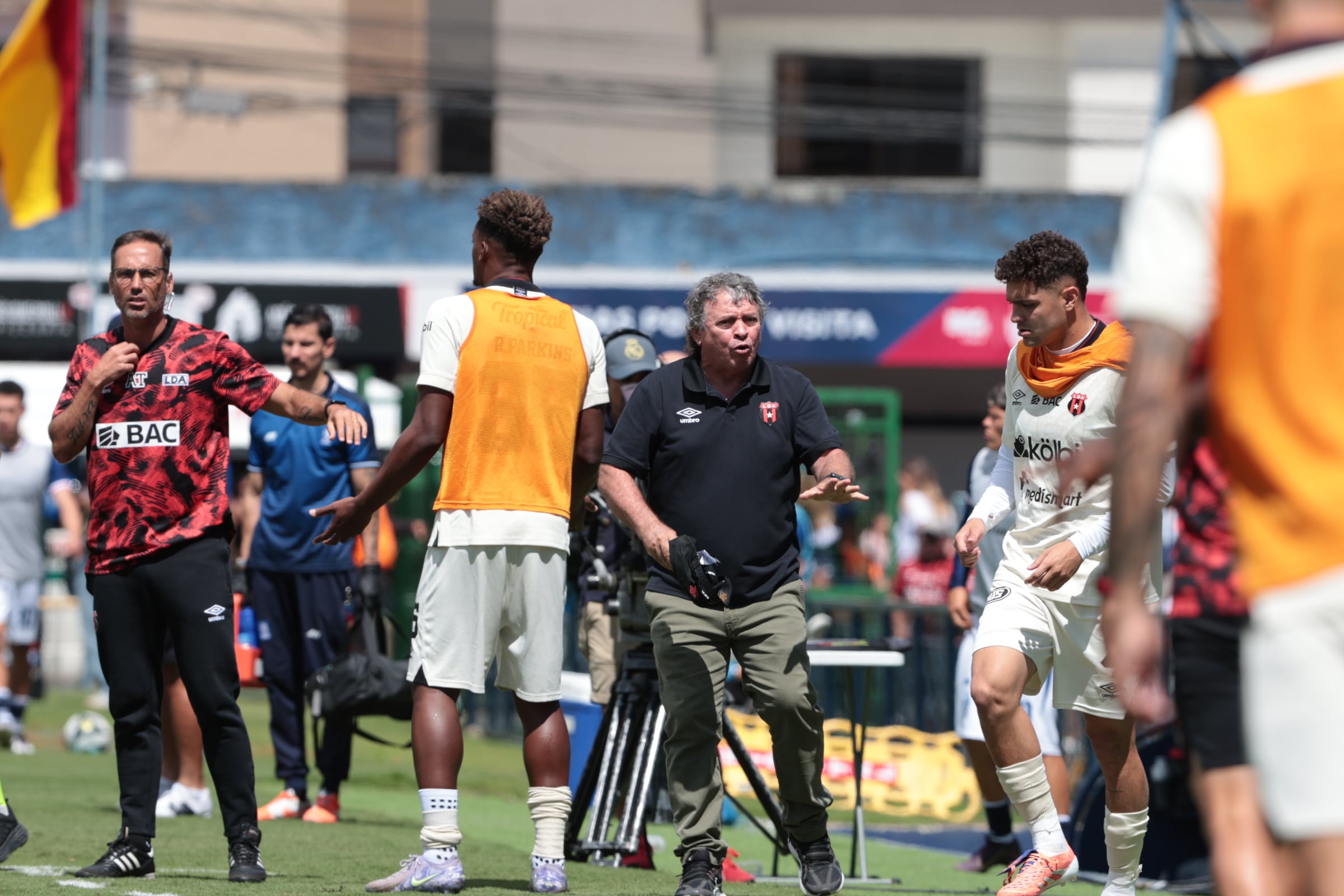 30/11/2025/ Juego entre Club Sport Cartagines vs Liga Deportiva Alajuelense por la fecha 17 del torneo apertura de l Liga Promerica en el estadio Fello Meza / foto John Durán