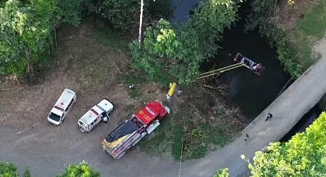 Una señora de 78 años y un señor de 84 años son las personas que viajaban en un carro que cayó desde un puente y quedó en un río en Villa Lorena, en La Virgen de Sarapiquí, Heredia. Foto: Tomada de STV Sarapiquí