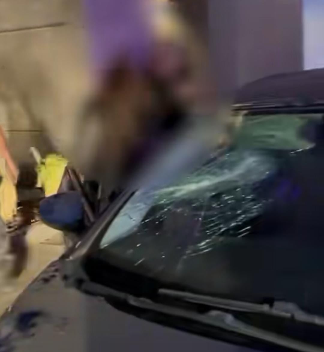 La mujer golpeó el parabrisas de un carro azul tras una supuesta infidelidad.