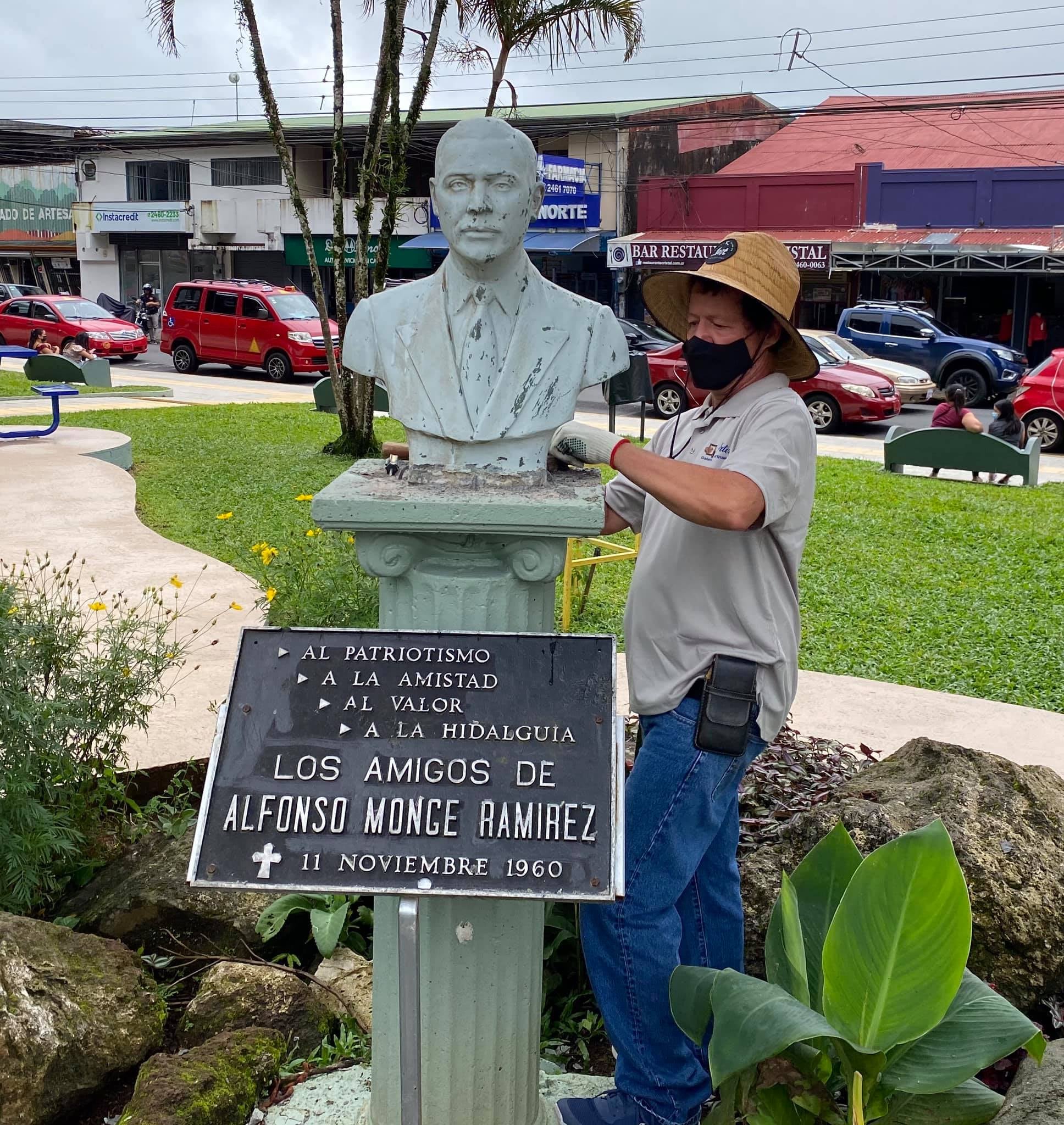 En el parque de Ciudad Quesada en San Carlos está este busto en reconocimiento a don Alfonso Monge.