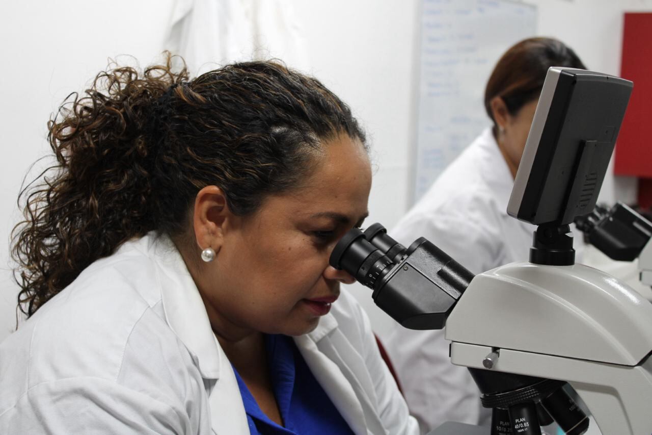 Andrea Suárez es investigadora y analiza la calidad del agua.