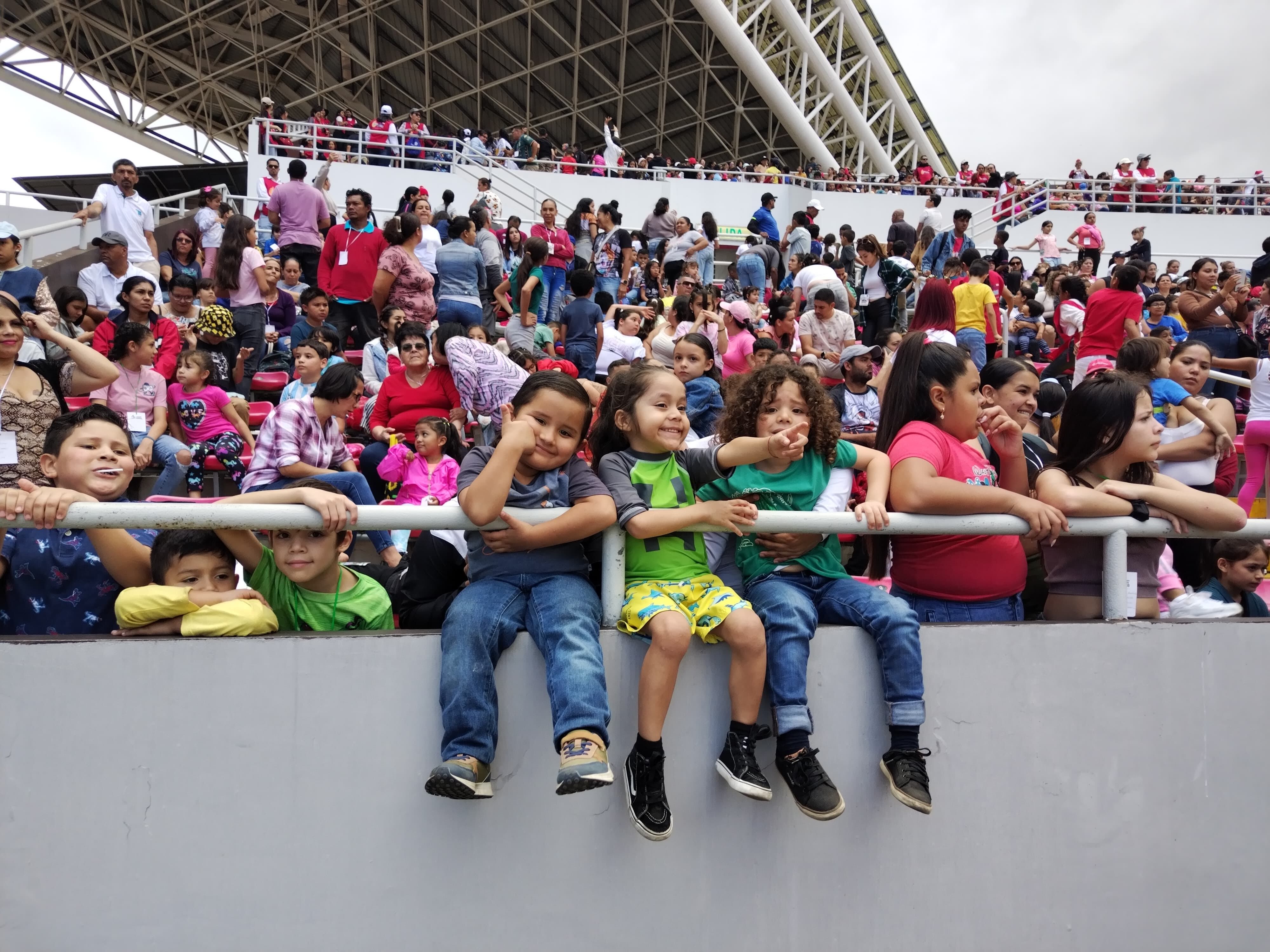 Desde las 8 de la mañana y hasta pasaditas las 3 de la tarde el Estadio Nacional en La Sabana recibió a 35 mil pequeñitos de diferentes partes del país en la 24 Fiesta Nacional de Navidad ¡Jesús: a tus niños los cuida tu iglesia” 2024