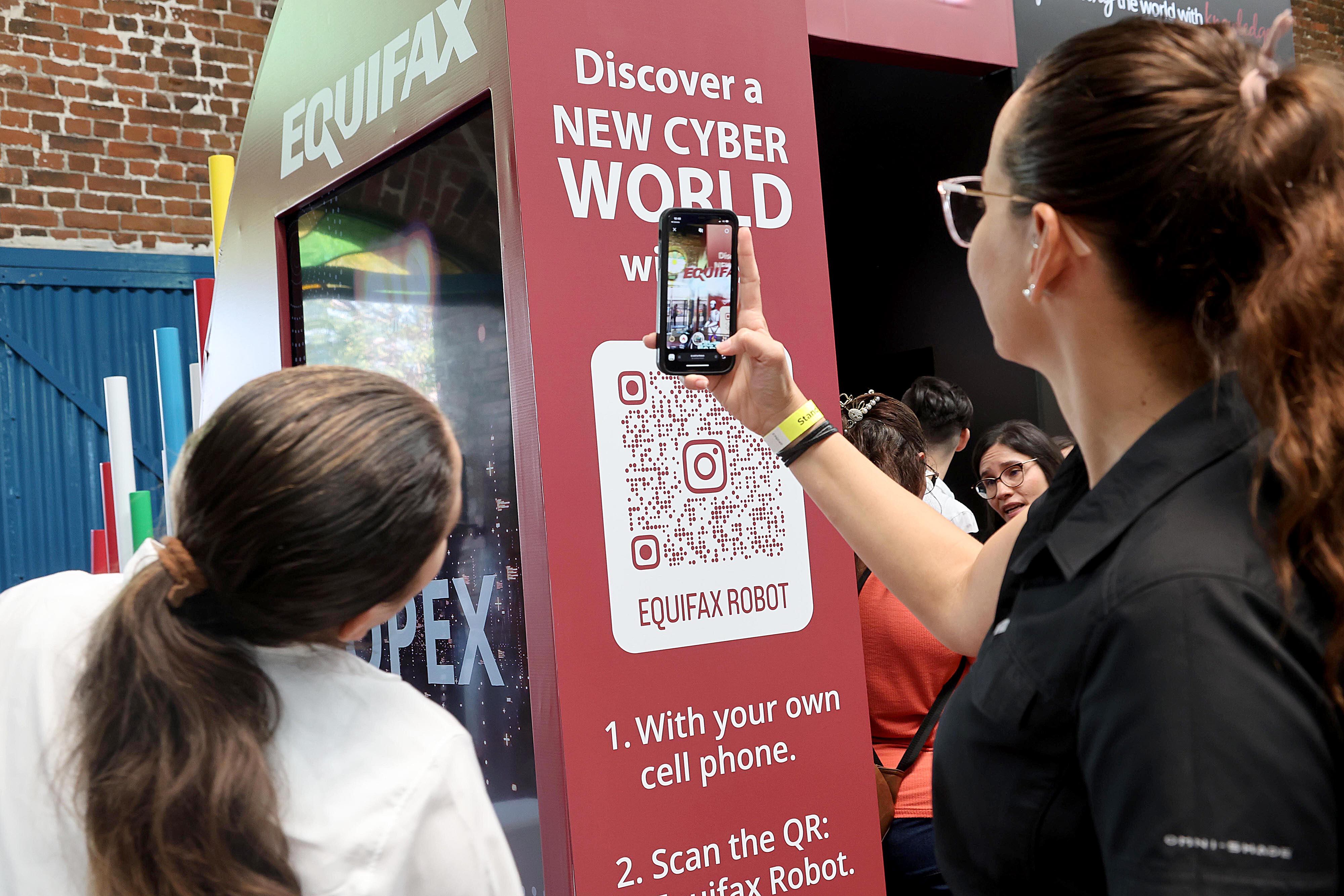 05/04/2024 Antigua Aduana, San José. Cientos de personas asistieron este viernes, desde muy temprano, a la feria de empleo multilingüe. Foto: Rafael Pacheco Granados