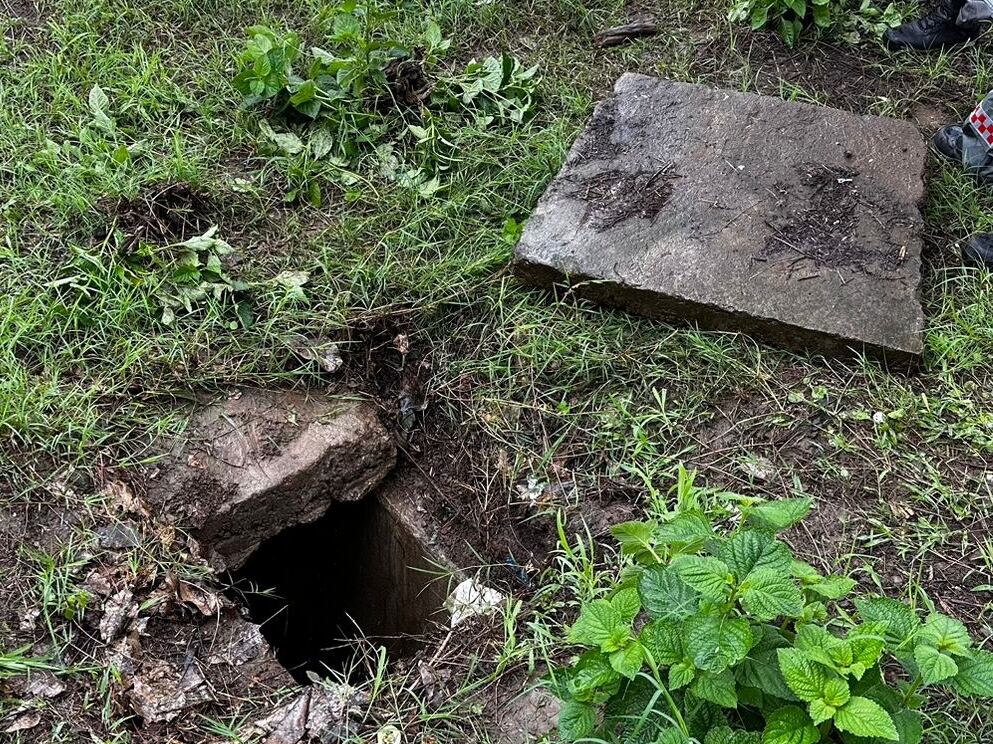 El cuerpo del hombre estaba dentro de una casa de registro a pocos metros del alcantarillado donde cayó. Foto Alonso Tenorio.