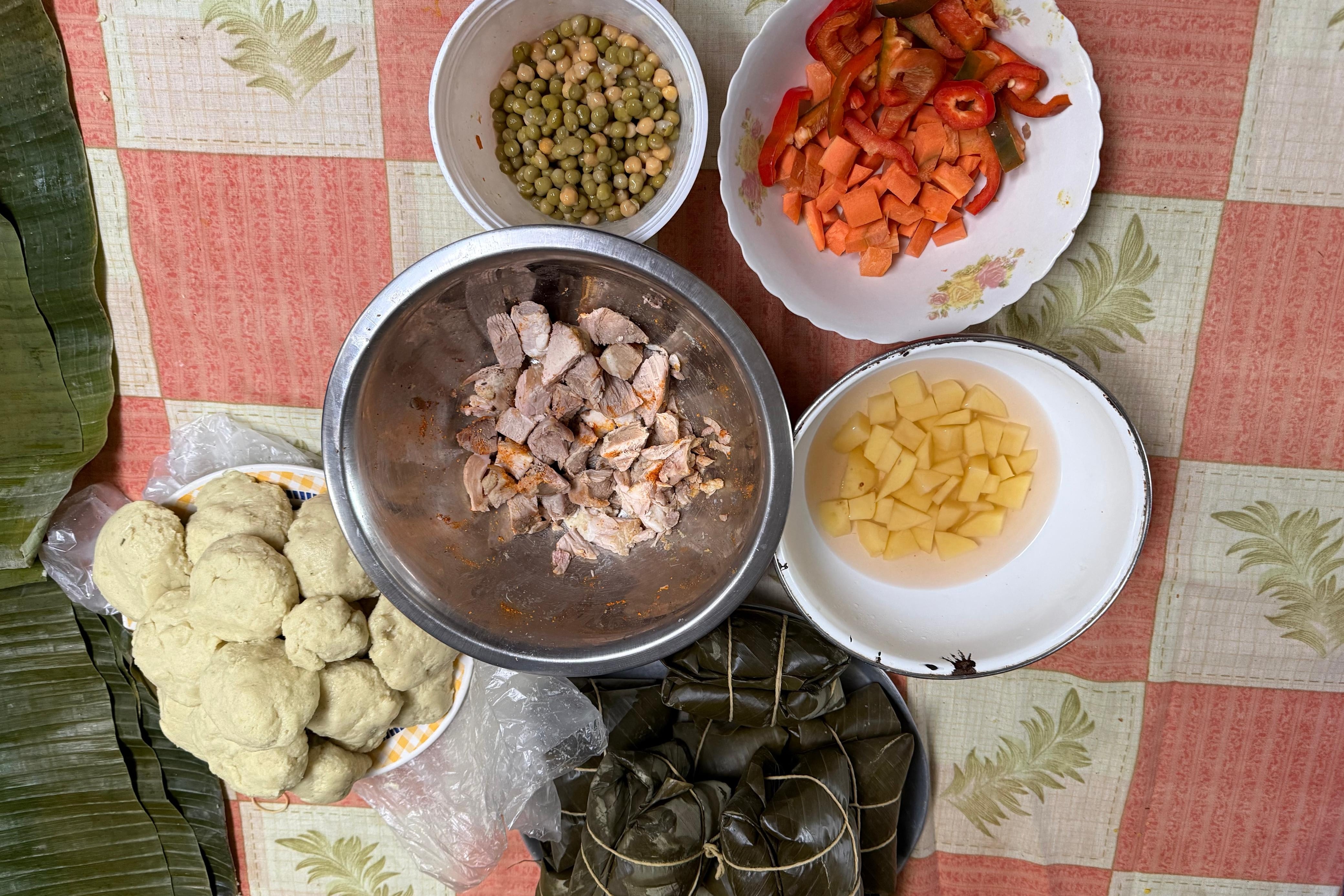 “Cazador de tamales” es el especial navideño que nos llevó a cuatro hogares costarricenses en busca del tamal más sabroso. En la foto doña María Luisa Herrera y su hija Lilliam Herrera.