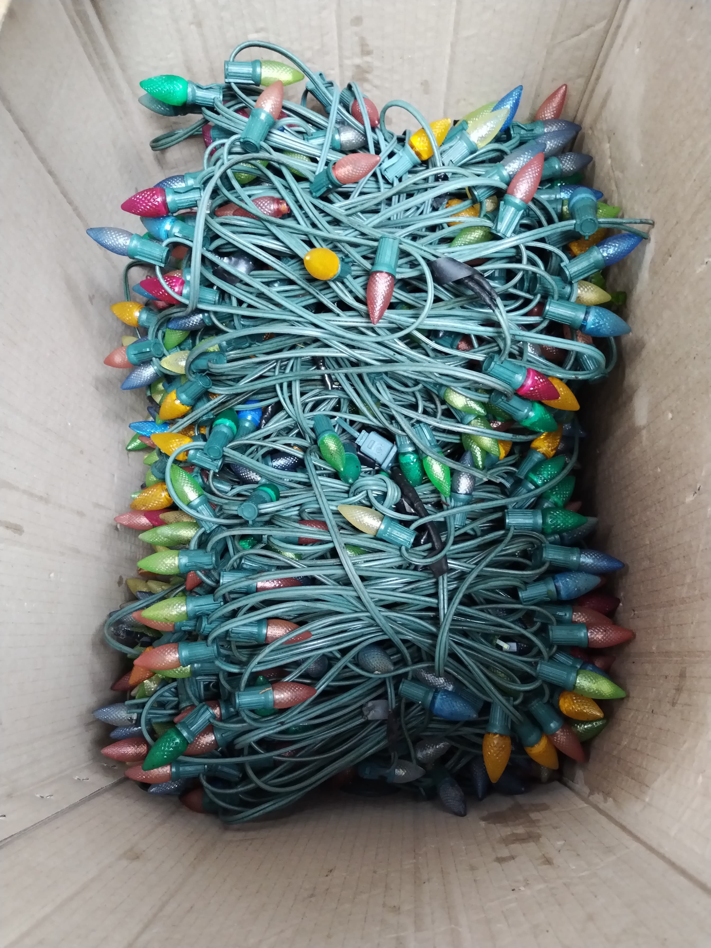 Tremenda alegría nos llevamos cuando pudimos confirmar que al arbolito de Navidad del Hospital Nacional de Niños (HNN) ya le están poniendo las lucecitas que iluminarán la alegría de miles de niños en todo el país, principalmente, a los pequeñitos que están en ese hospital.