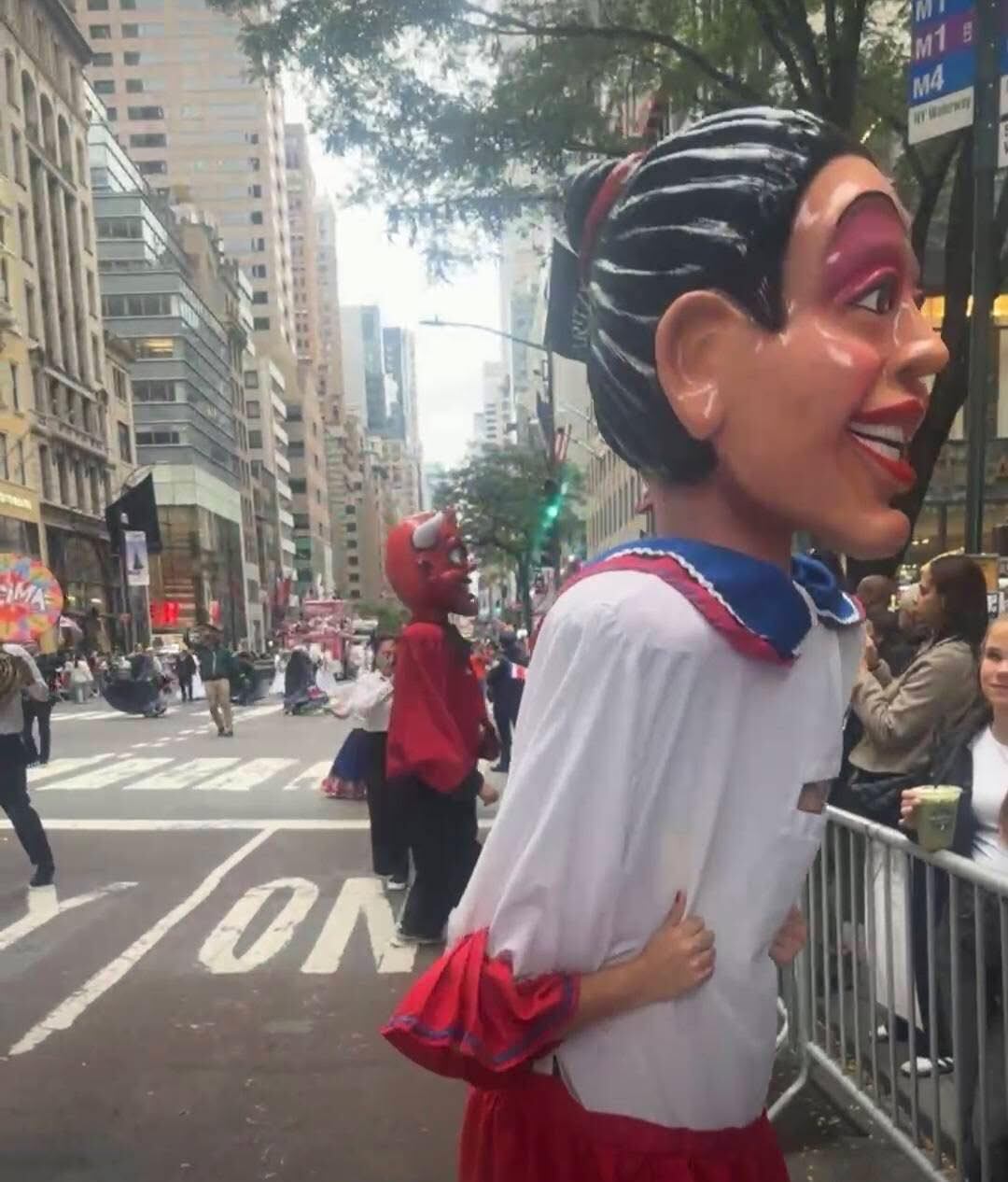 Más de 400 ticos desfilaron el 12 de octubre del 2025 en el Desfile de la Hispanidad sobe la Quinta Avenida de Nueva York.