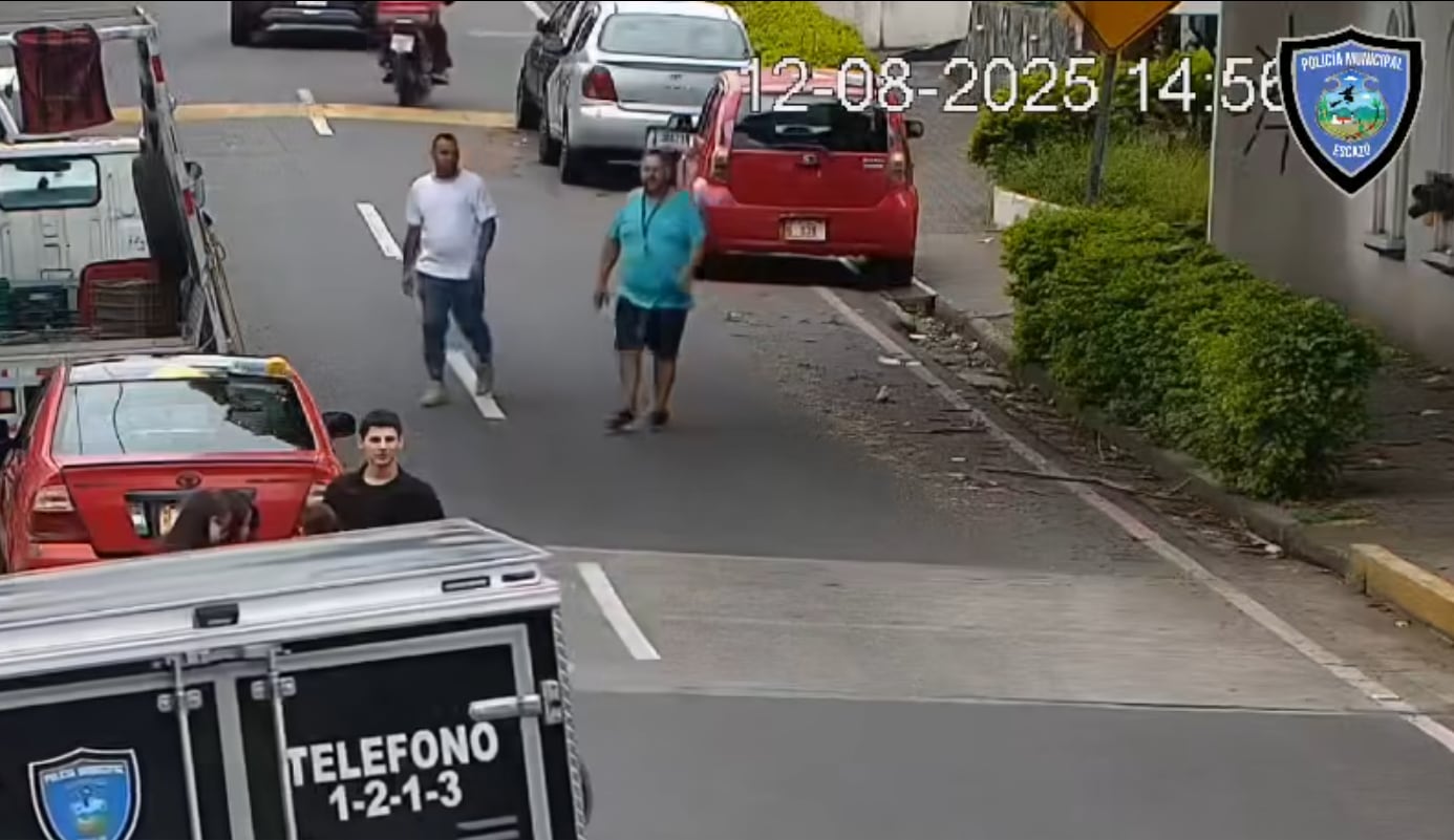 Taxista espero a la Policía para devolver la billetera que se encontró en Escazú