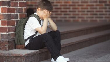 Niño autista explotó por agresiones de compañeros y fue retenido 6 horas en escuela