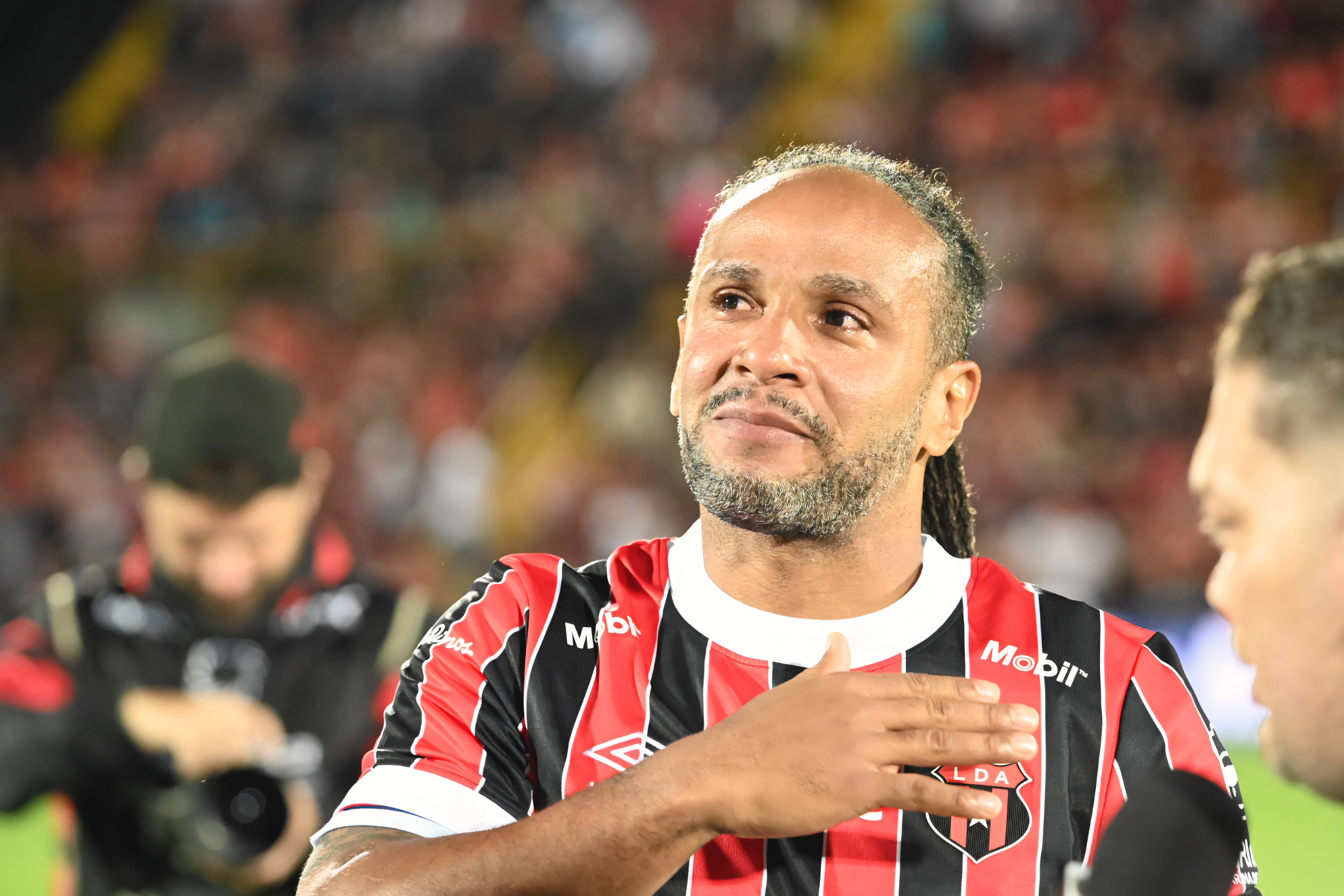 23 de agosto de 2026. Estadio Alejandro Morera Soto. 18:00 hrs. La Liga Deportiva Alajuelense juega contra la Asociación Deportiva San Carlos en partido correspondiente a la jornada 5 del Torneo de Apertura de la Liga Promérica. Otro dato relevante del juego es el retiro oficial del delantero Jonathan McDonald del fútbol. En la foto: Ismael Rescalvo técnico de la liga y Walter Centeno de San Carlos. Retiro del jugador Jonathan Mcdonald. Jugadas relevantes del partido. Foto: Albert Marin