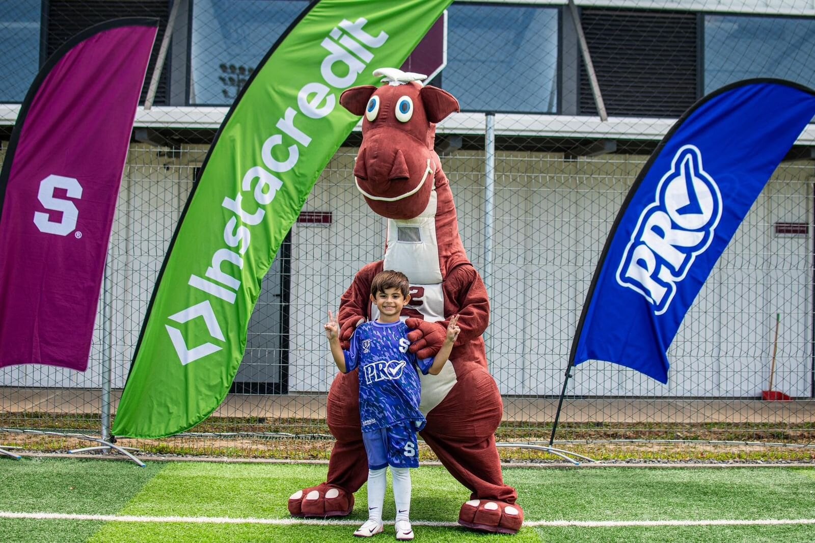 Emiliano es fiel seguidor del Saprissa y le encanta salir con el Monstruo. Foto: Cortesía.