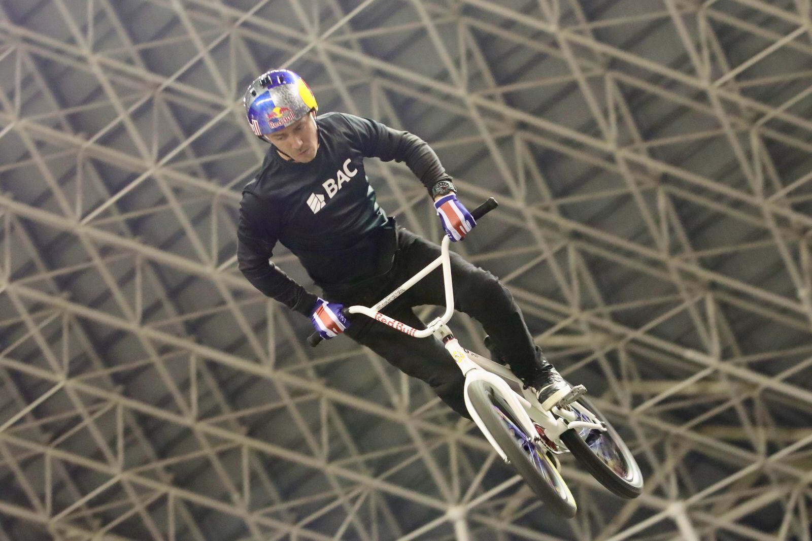 El ciclista olímpico Kenneth Tencio se cayó horrible la noche del 15 de marzo del 2025 durante los XKnights