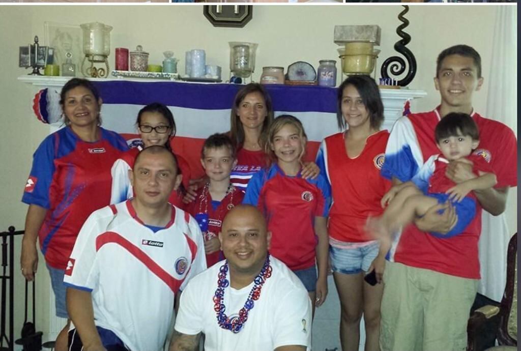 Carlos Abarca Coto, tico de nacimiento, fue el primer costarricense vacunado contra el Covid-19 en Estados Unidos. Este 17 de diciembre, a eso de las siete de la mañana hora de Houston, Texas (que en estos momentos es la misma hora tica), al tico le pusieron la vacuna.