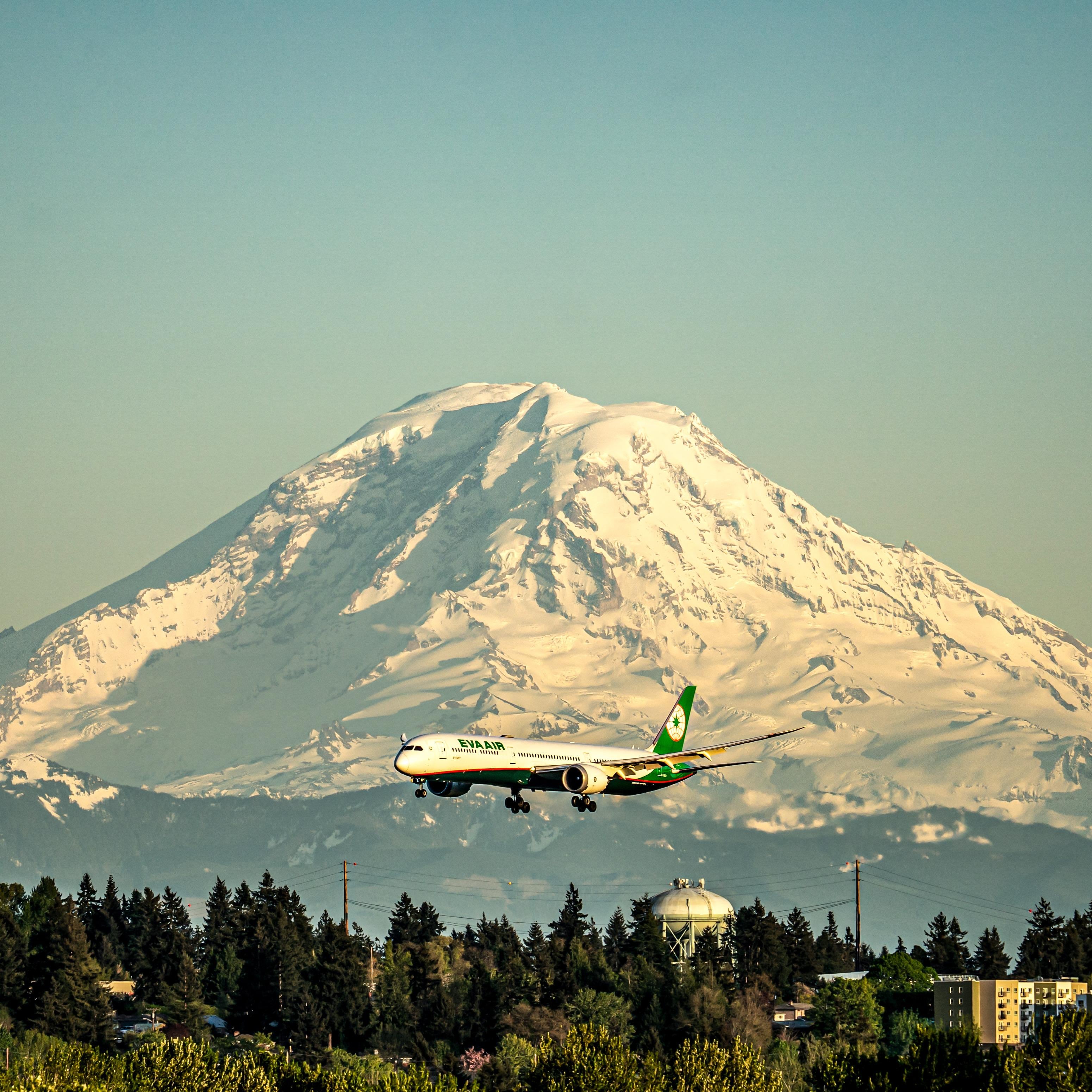 Desde los 10 años, cuando su tío piloto de Lacsa lo llevó por primera vez a una cabina rumbo a Estados Unidos, André Quirós Tacsan supo que quería pasar su vida entre nubes, motores y controles de vuelo.