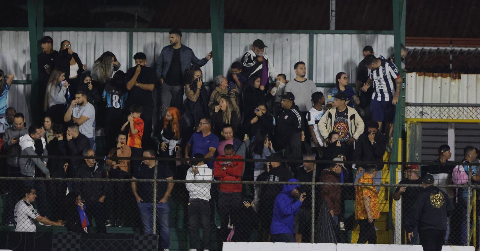 Aficionados de Santa Ana y Herediano resultaron afectados por los gases lacrimógenos.
