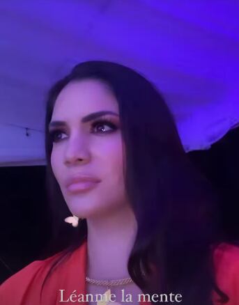 Sheiris Montero, la esposa de Greivin Morgan se enojó al escuchar "Viva Saprissa" en una boda. Captura de video.