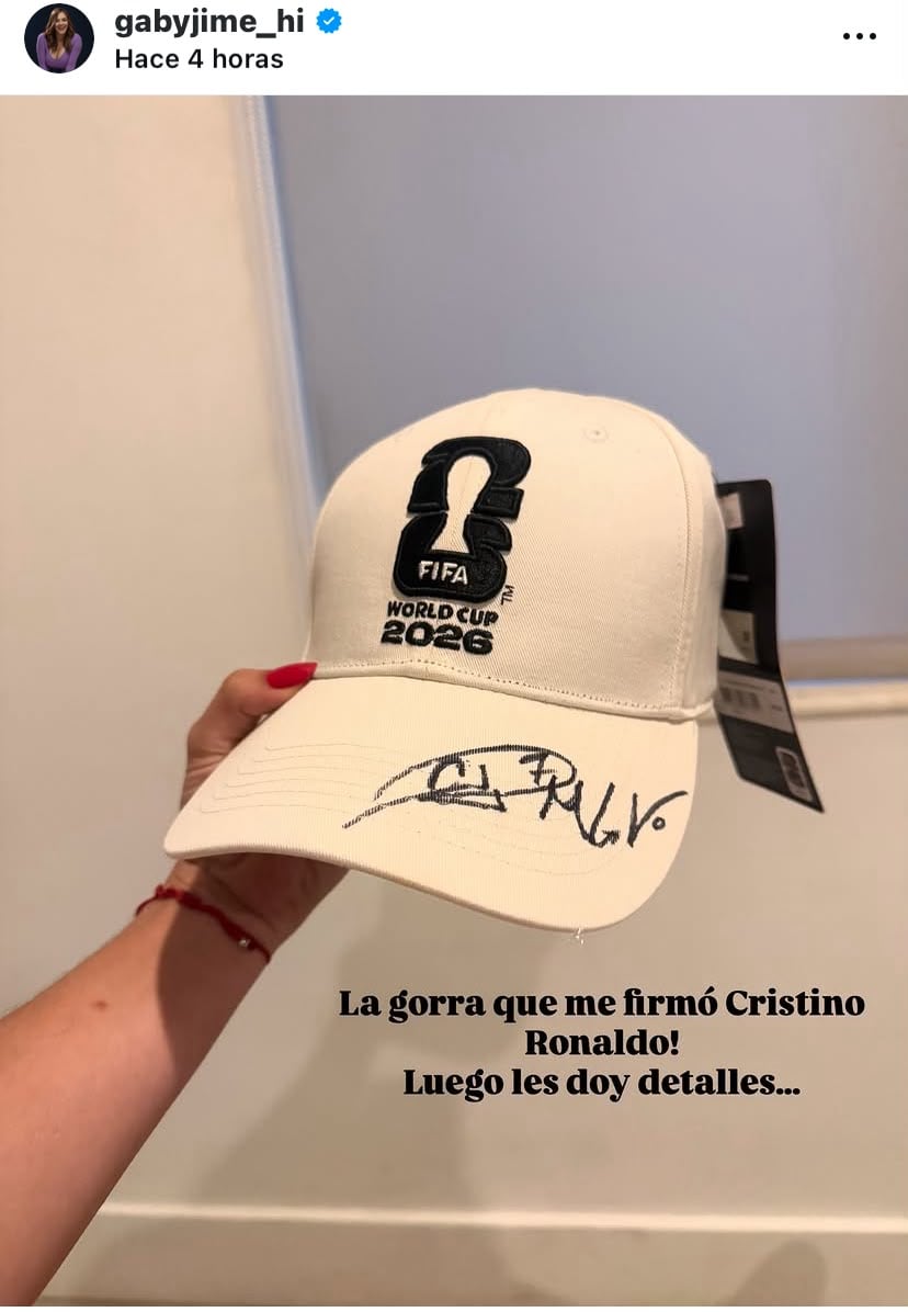 Gabriela Jiménez mostró la gorra que le firmó Cristiano Ronaldo.