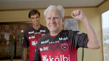 Al abuelo de Bryan Ruiz siempre le dedican goles pero ahora también le hacen canciones