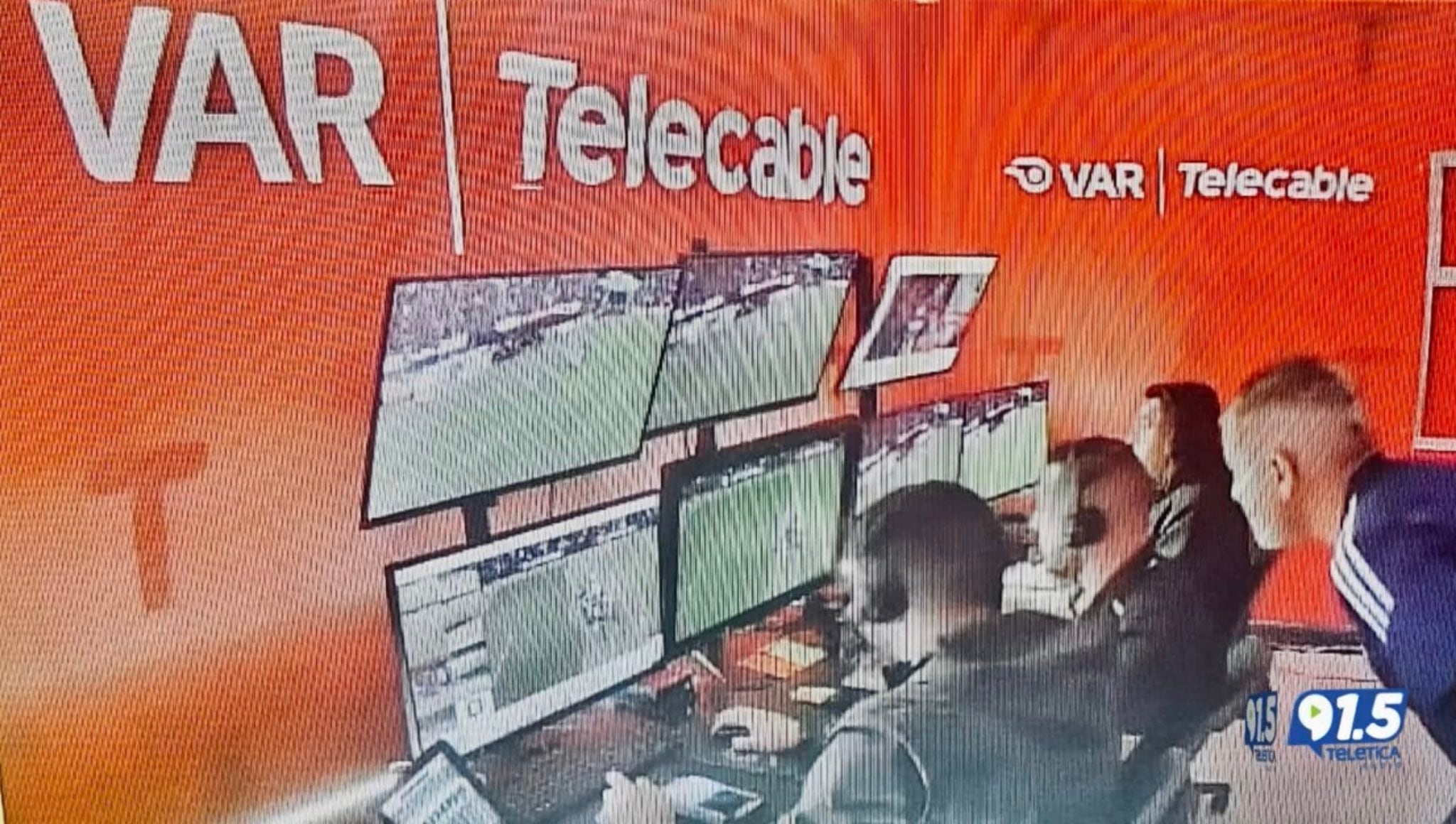 Una imagen en donde se ve a Horacio Elizondo, presidente de la Comisión de Arbitraje generó todo tipo de comentarios en redes sociales. Foto tomada de TD Más.