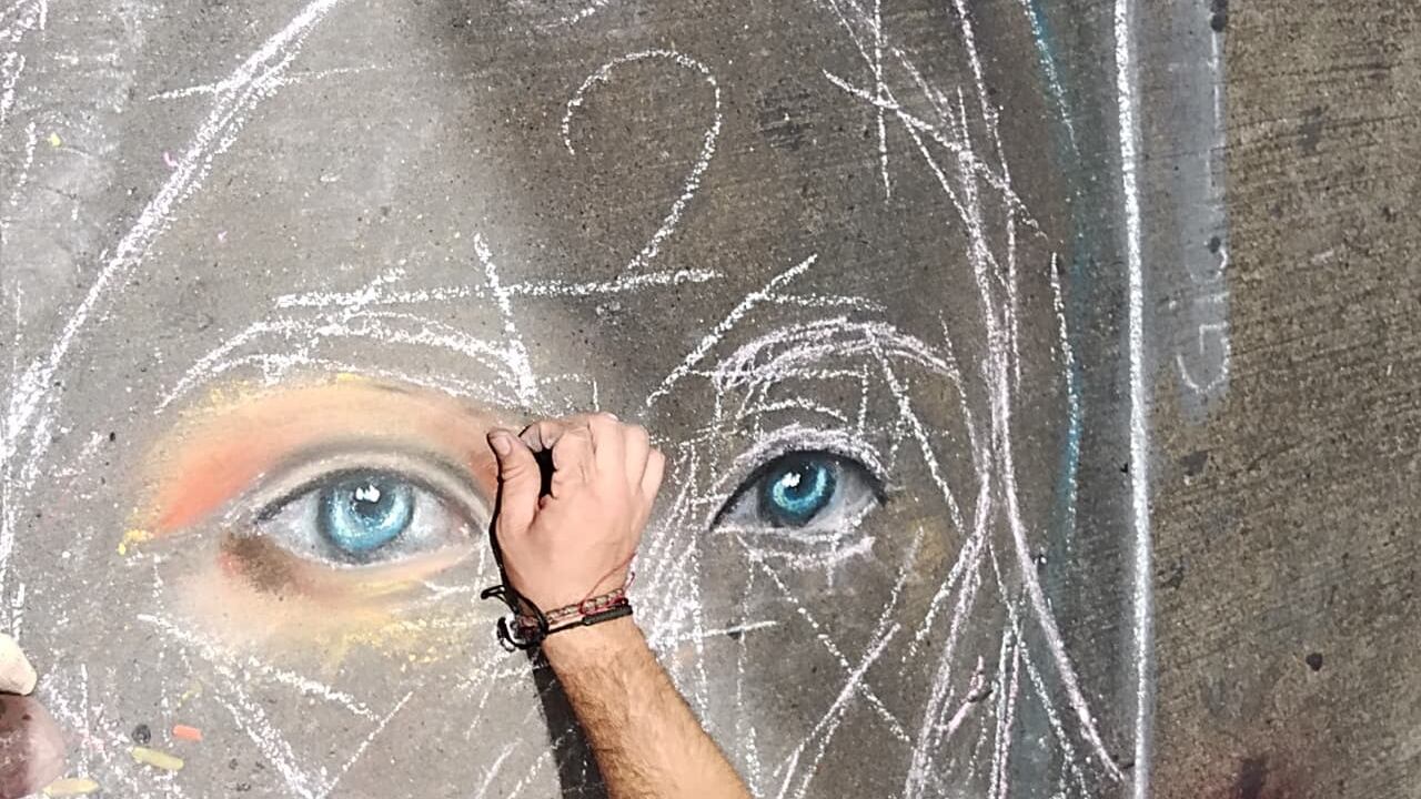 20 -वर्षीय इटालियन, जियोव्हानी कोकाआने दुसर्या वेळी कोस्टा रिकाला भेट दिली आणि त्याच्या स्ट्रीट आर्ट्सच्या मध्यभागी आनंद झाला.