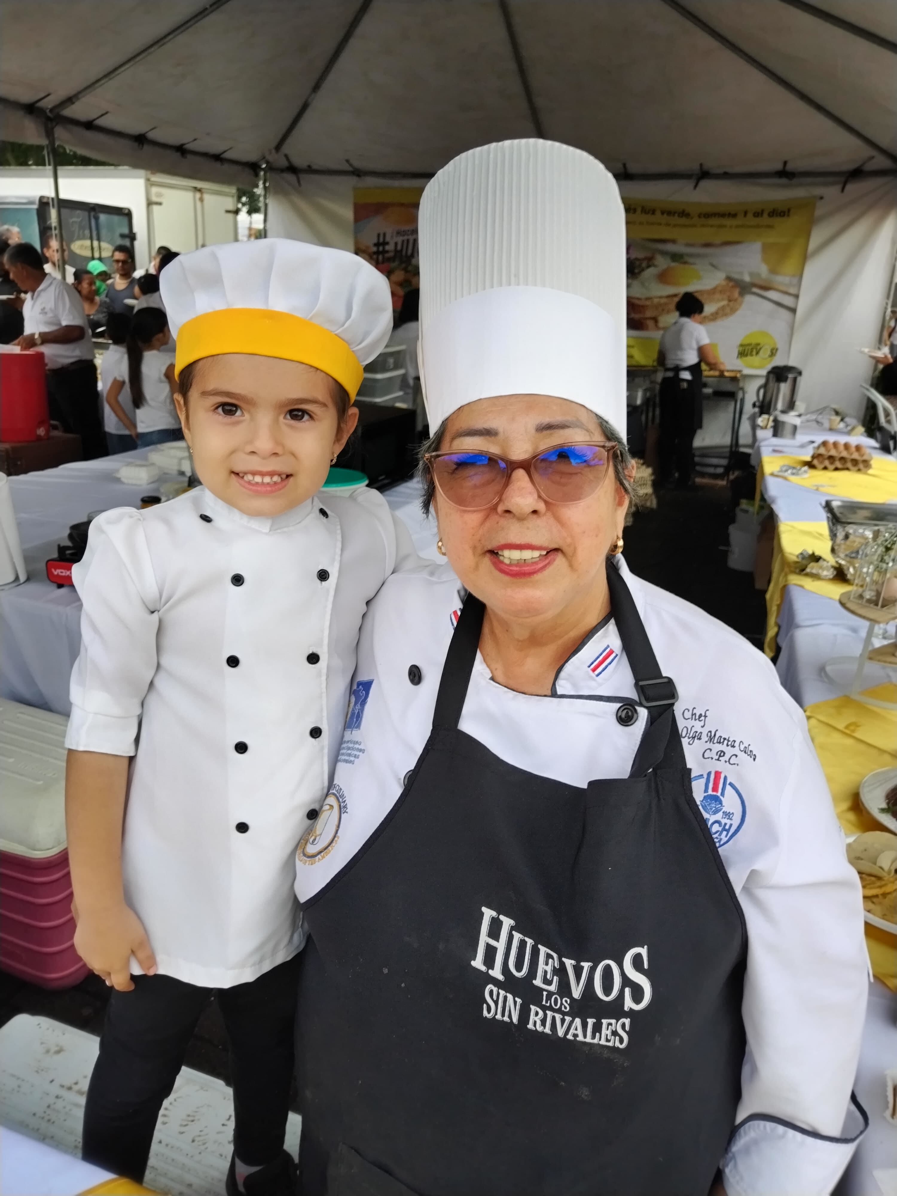 El Día mundial del huevo se celebra todos los segundos viernes de octubre de cada año, este 2024 no fue la excepción y en el parque Juan Santamaría de Alajuela hubo un fiestón en el cual doña Olga Marta Calvo, chef tica profesional, preparó tres mil desayunos que se repartieron gratis. En la foto, la nieta Amanda.