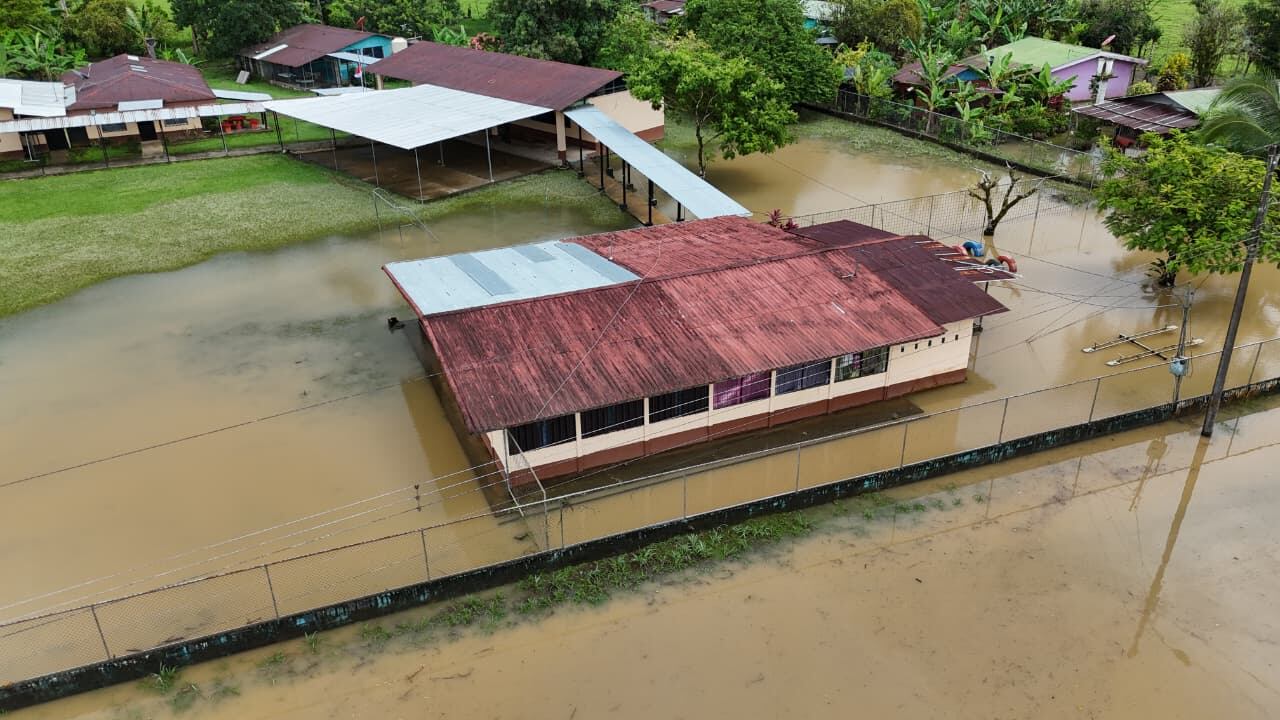 Escuela Los Ángeles, ubicada en Guácimo de Limón, suspendió la "fiesta de la alegría" por inundaciones.