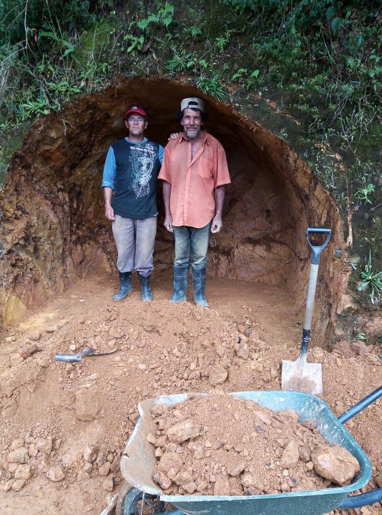 Doña Julia Godínez Guzmán y su esposo José Monge Corella, viven en la puritica entrada al pueblo Santa Clara, en Tobosi de El Guarco de Cartago en donde tienen su negocio que se llama La Cuevita