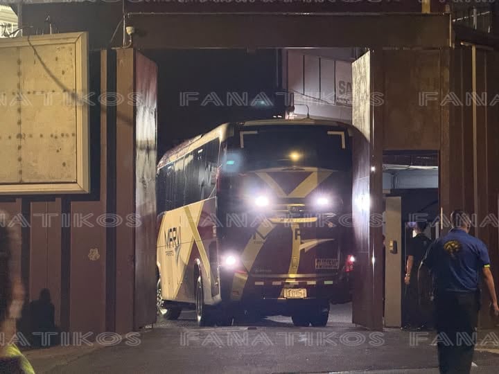 El bus der Curazao chocó al entrar al estadio Saprissa.