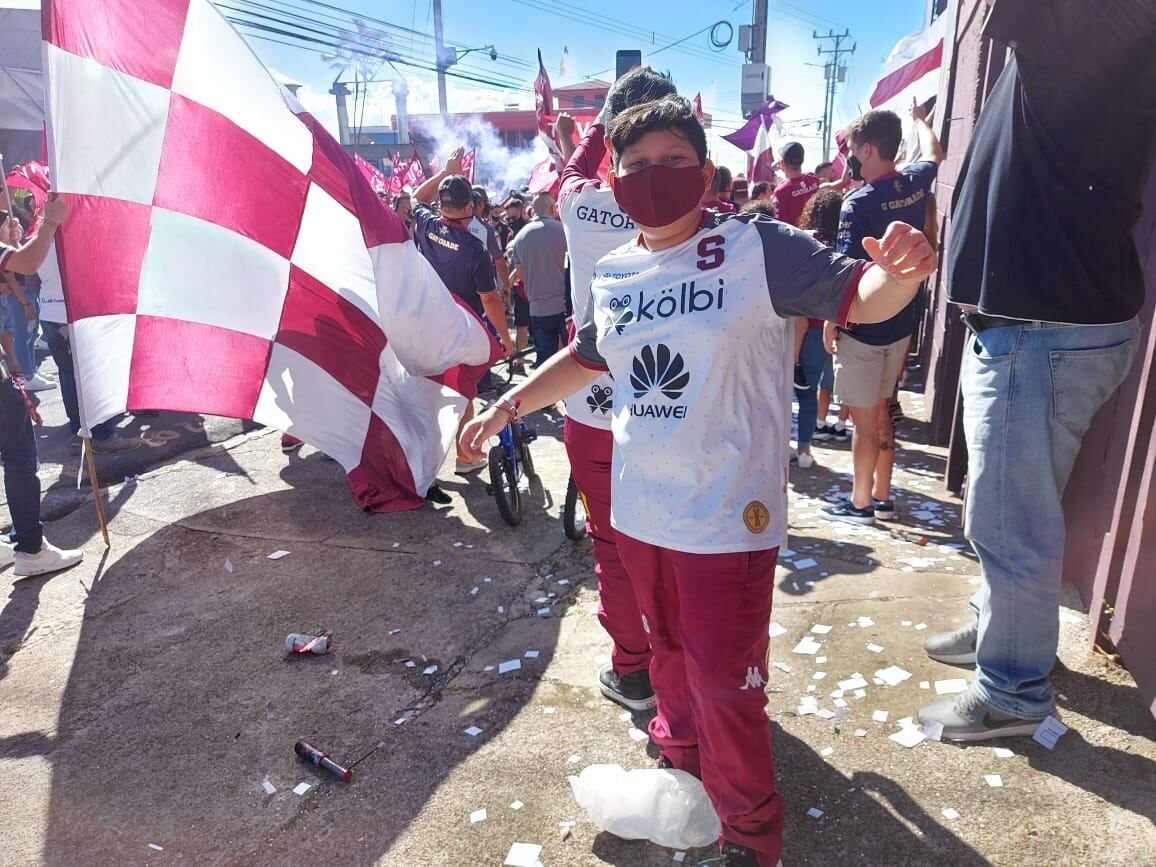 Johnny Vásquez, su hijo Evans y su familia. Todos son morados de corazón. Cortesía.